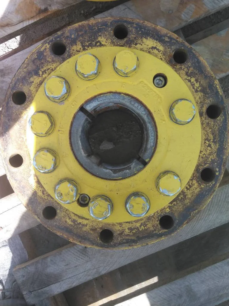 Used 1000E110MY John Deere Hubs (10-13.19-11.07)