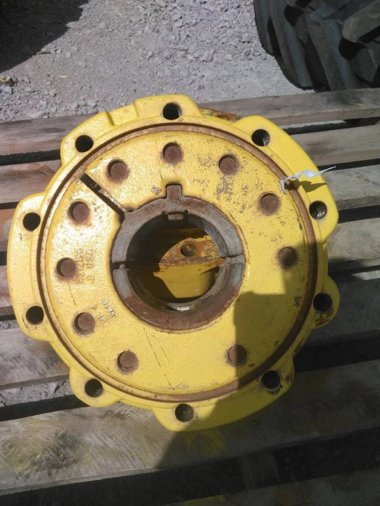 Used 1000E110MY John Deere Hubs (10-13.19-11.07) image 2