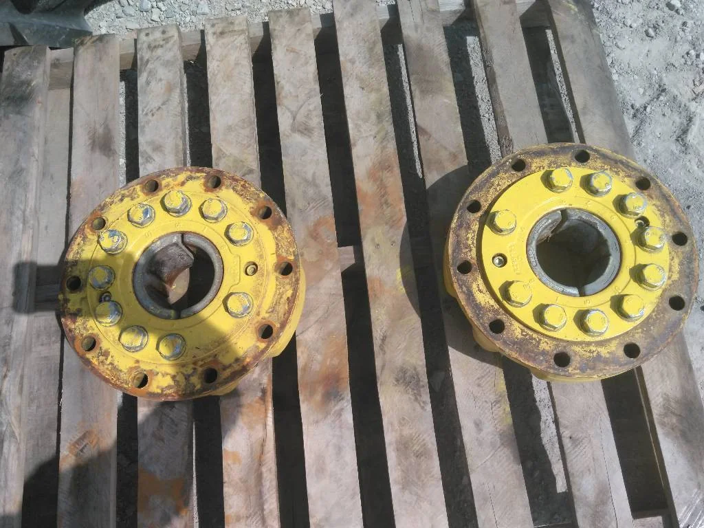 Used 1000E110MY John Deere Hubs (10-13.19-11.07) image 3