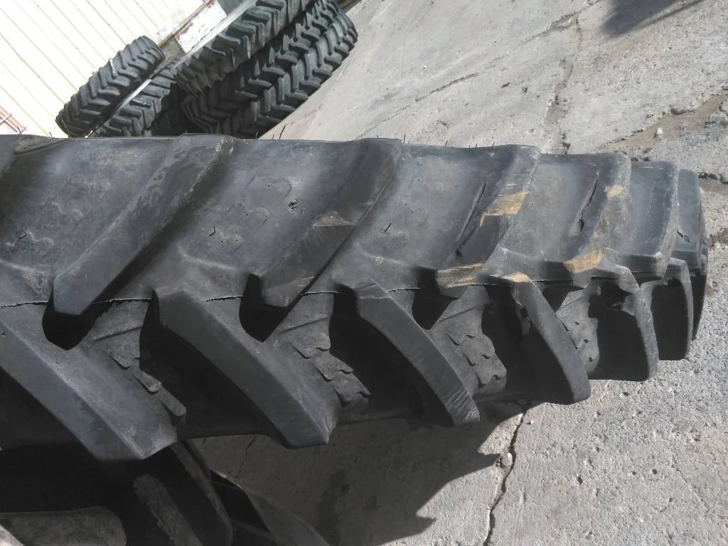 Used 320/90R54 156A8 BKT Agri Max RT945 TL R-1W 80-85% On 10 x 54 (10-13.19-11.07) Case Dual Wheel image 3