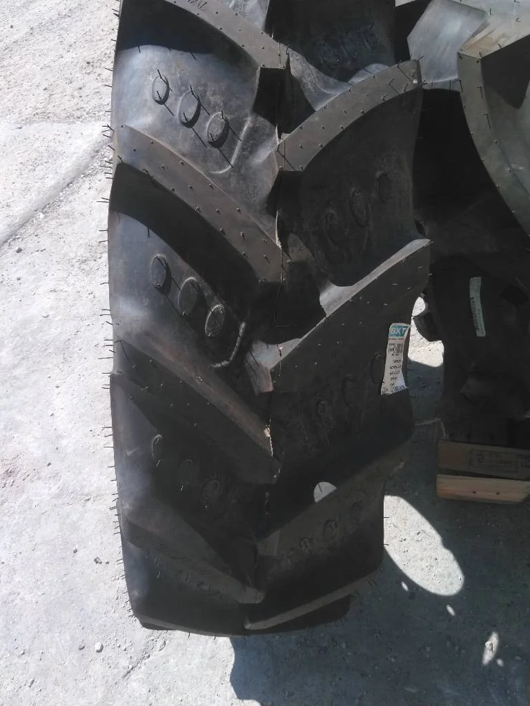 Take-Off 320/85R24 122A8 BKT Agrimax TL R-1W 95-100% On 10 x 24 8-10.82-8.78 Waffle 2 Bolt/Disc image 3