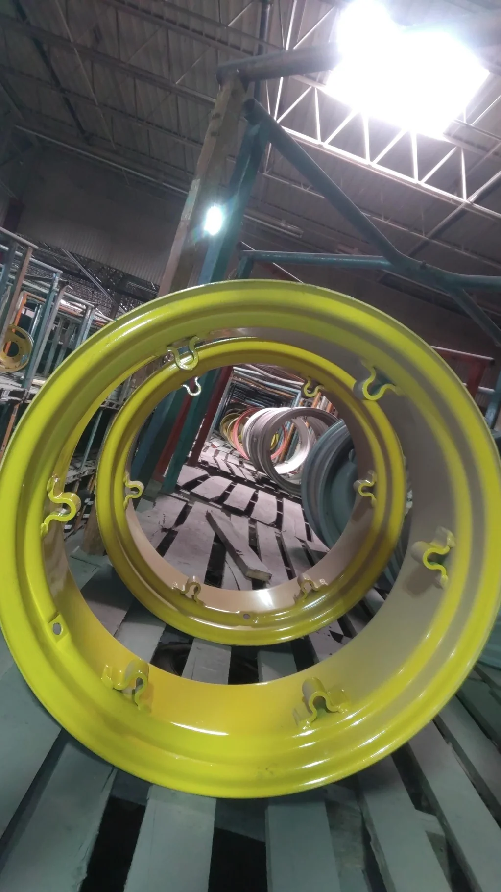 REFURB 10 X 24 6-20.25-18.25 6 Clamp Yellow Wheel image 2