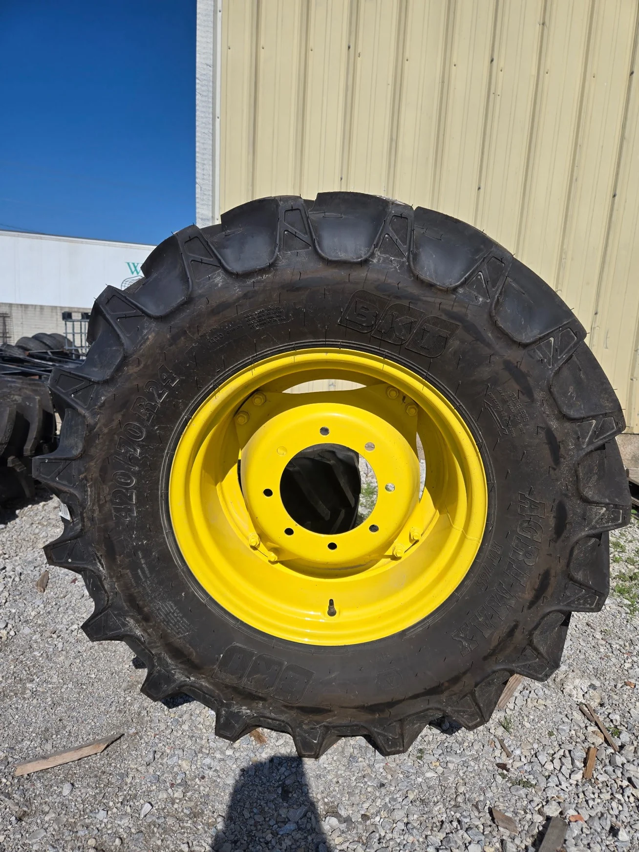 Take-Off 420/70R24 130D BKT Agri Max TL R-1W 95-100% On 12 X 24 8-10.82-8.78 4/2 Clamp/Disc