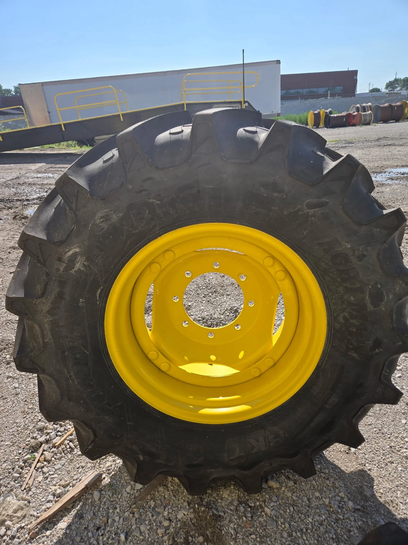 Take-Off 420/70R24 130D BKT Agri Max TL R-1W 95-100% On 12 X 24 8-10.82-8.78 4/2 Clamp/Disc image 2