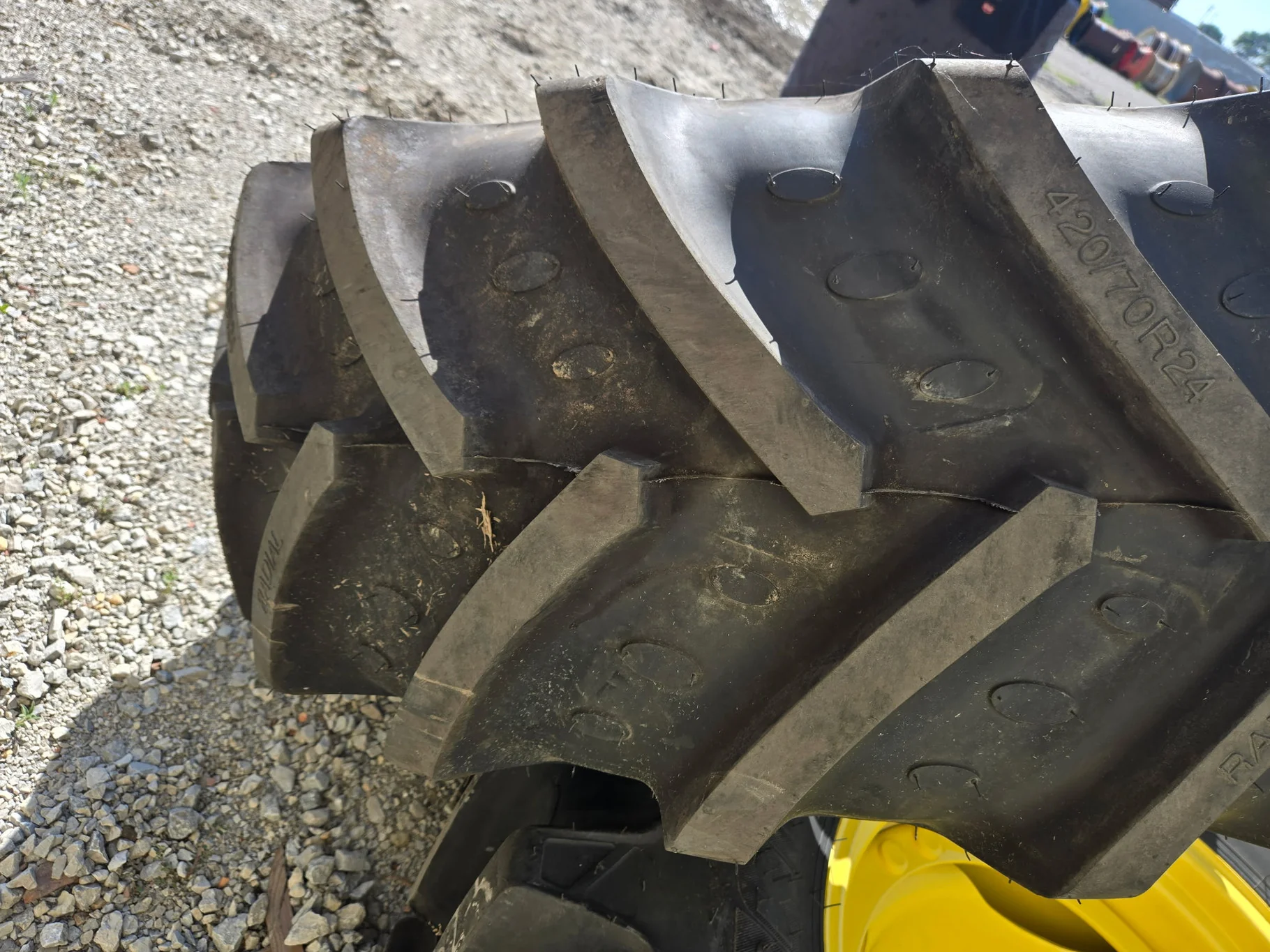 Take-Off 420/70R24 130D BKT Agri Max TL R-1W 95-100% On 12 X 24 8-10.82-8.78 4/2 Clamp/Disc image 4