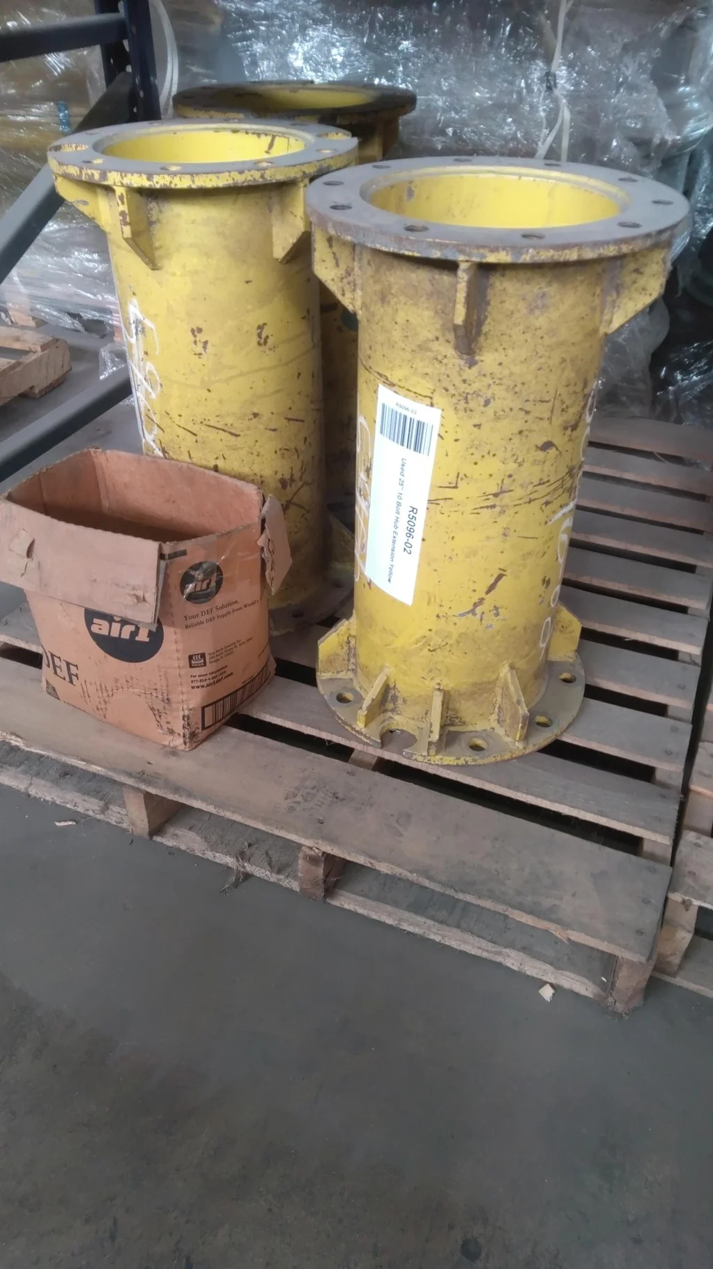 Used 25" Extension 10 Bolt Hub Yellow one has broken stud in the bolt image 3