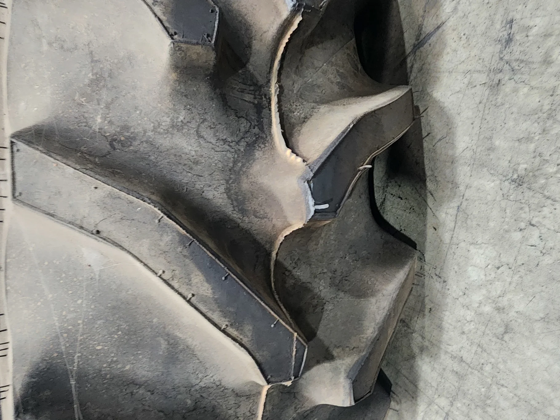 Take-Off 320/85R34 133B Goodyear Dyna Torque R-1 95-100% On 10 X 34 10-13.19-11.07 3B Waffle w/ Disc image 3