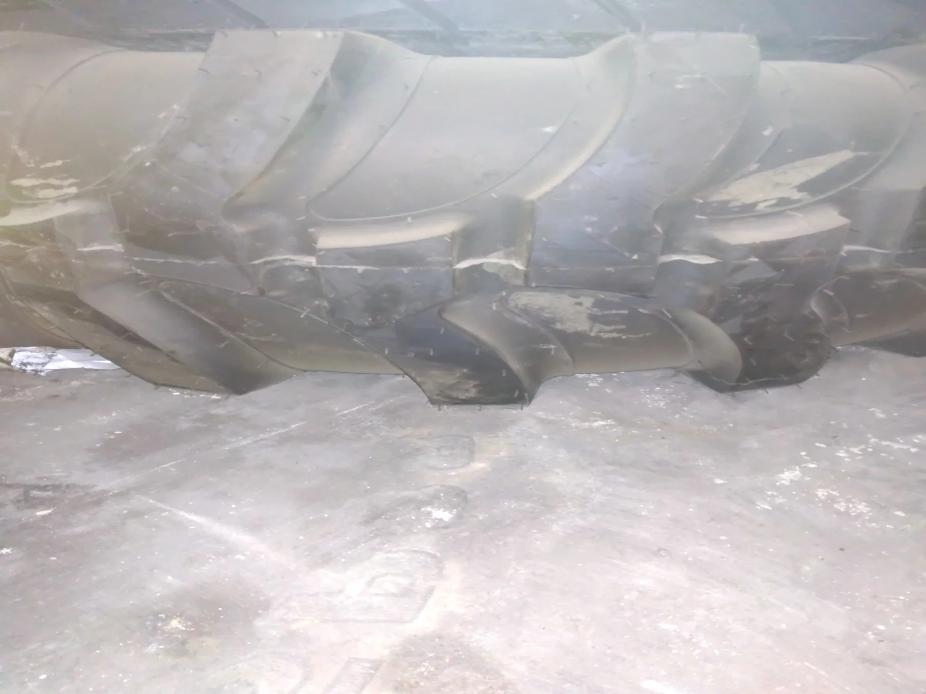 Take-Off 16.9-24/8 Goodyear Industrial Tractor Lug TL R-4 95-100%