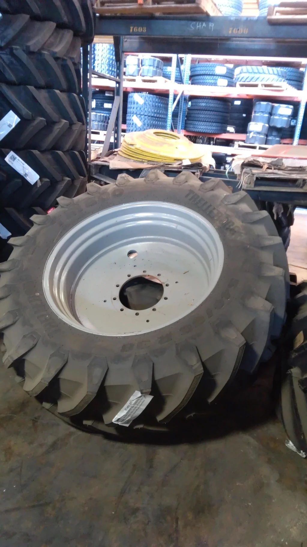 Take-Off 540/65R38 147D Trelleborg TM800 TL R-1W 95-100% on 16 X 38 10-13.19-11.07 Agco Silver Assem image 4