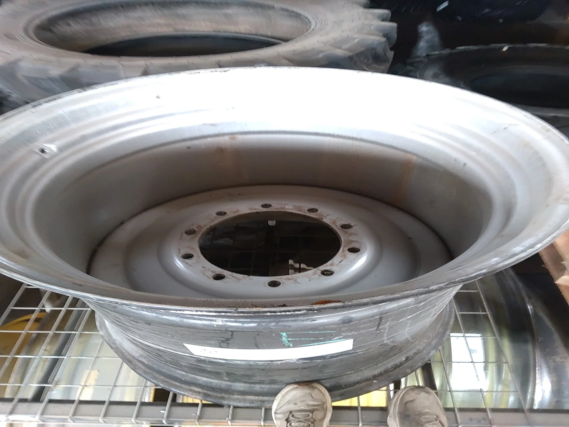 USED 30 X 32 10-13.19-11.07 - 2.76IN WHEEL SILVER