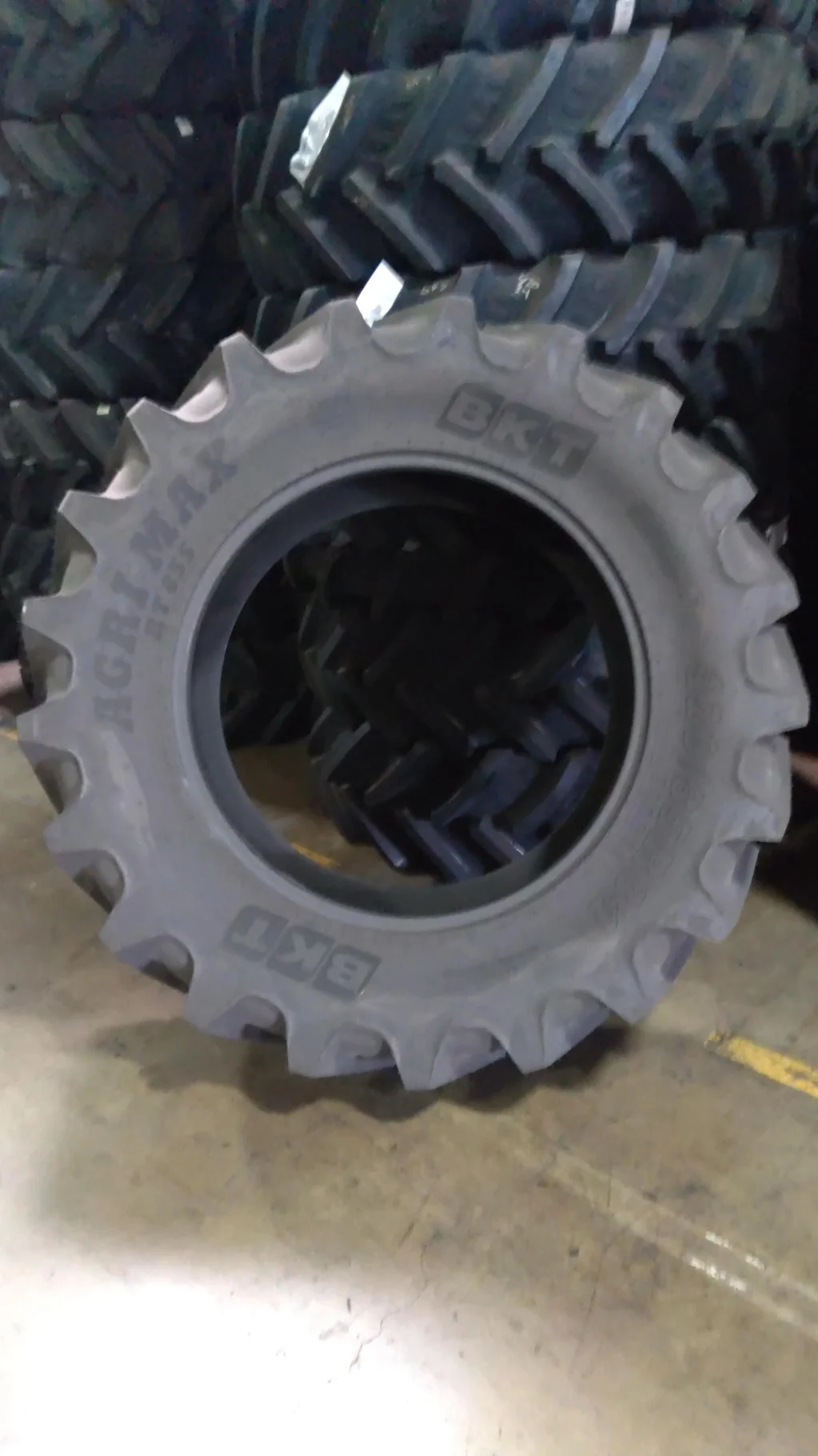 Take-Off 420/85R34 147A8 BKT AGRIMAX RT855 TL R-1W image 3