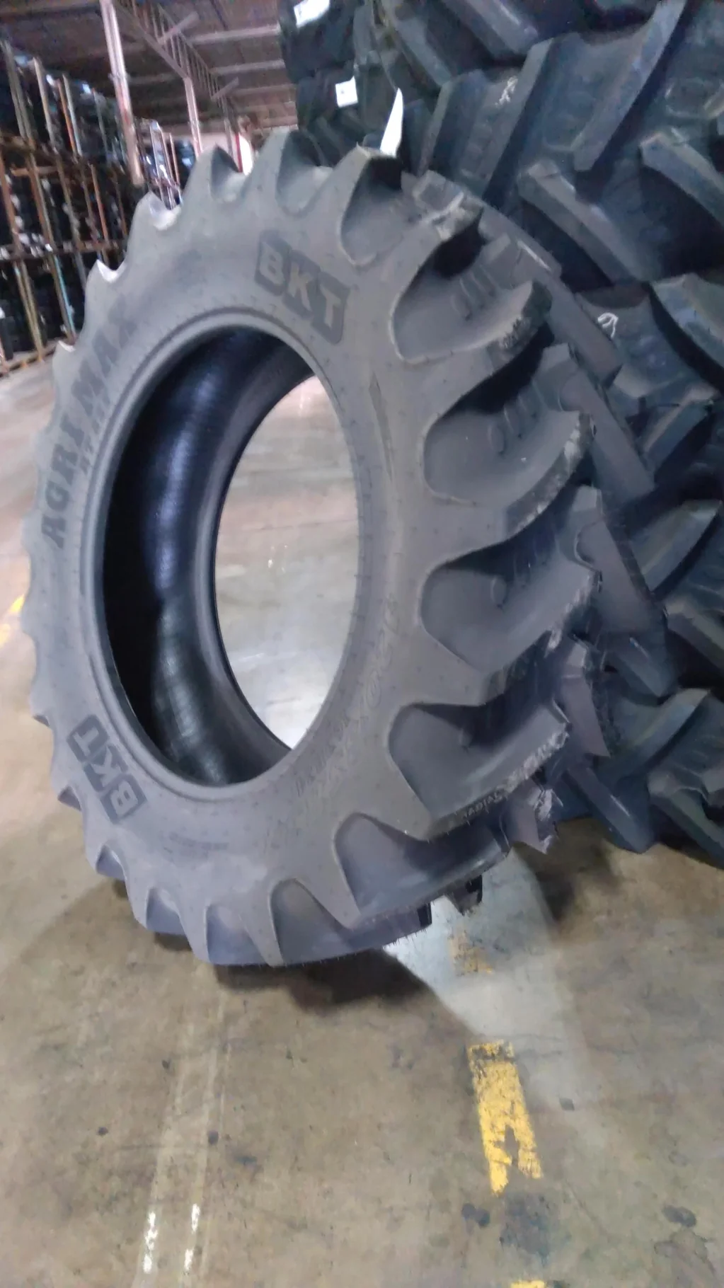 Take-Off 420/85R34 147A8 BKT AGRIMAX RT855 TL R-1W image 4