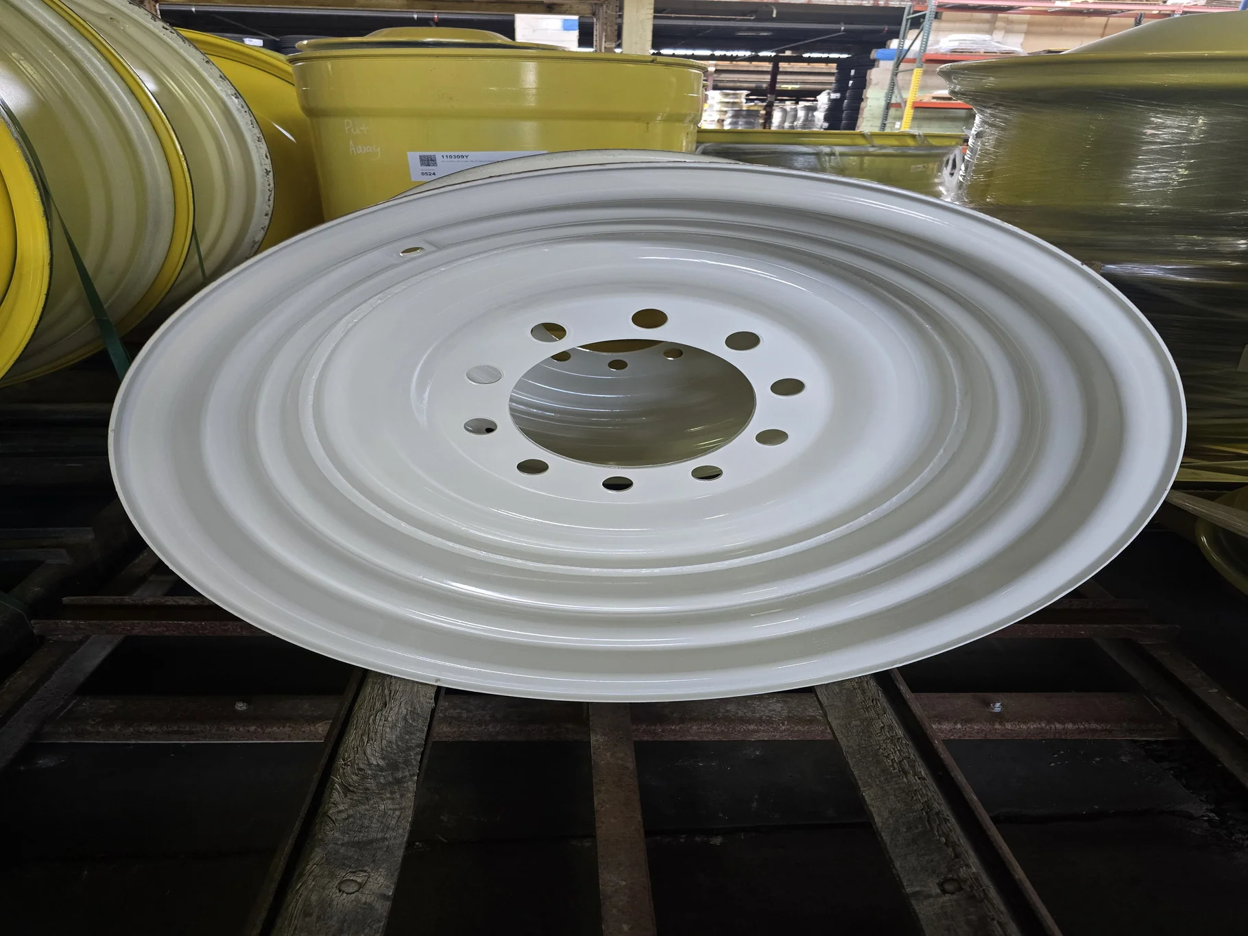 20 X 26 10-11.25-8.75 Bud Nut White Wheel Reconditioned