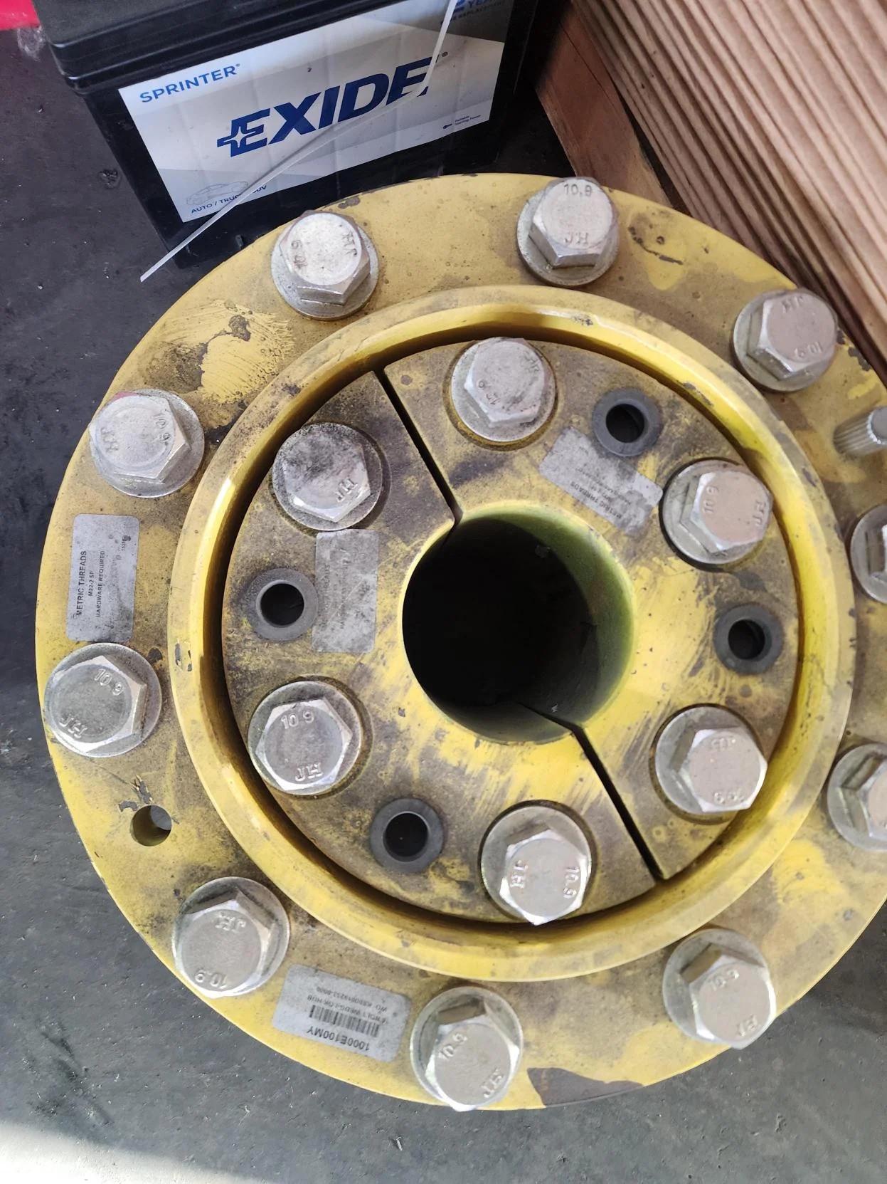 USED 10 BOLT WEDG-LOK HUB 3.94"/100MM JD AXLE YELLOW