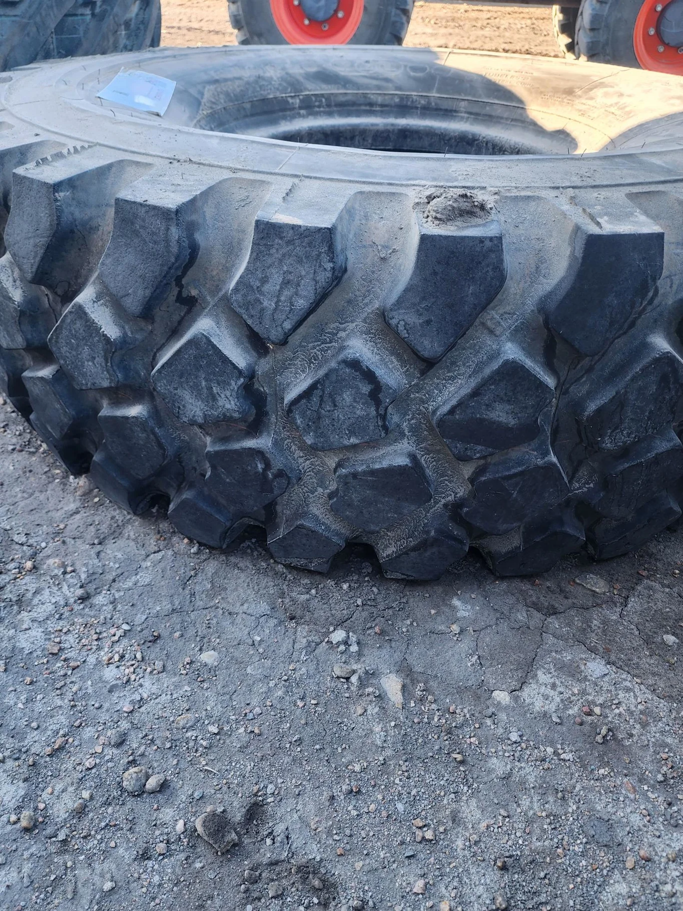 U1600R20 (1600R20 Military Tire) image 2