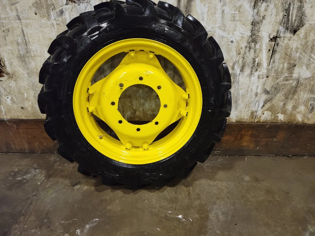 Used 9.5-24 Galaxy Agri Trac II R-1 (105A6) TL 98% on a 8 x 24 JD Yellow 8-10-8 GKN style wheel