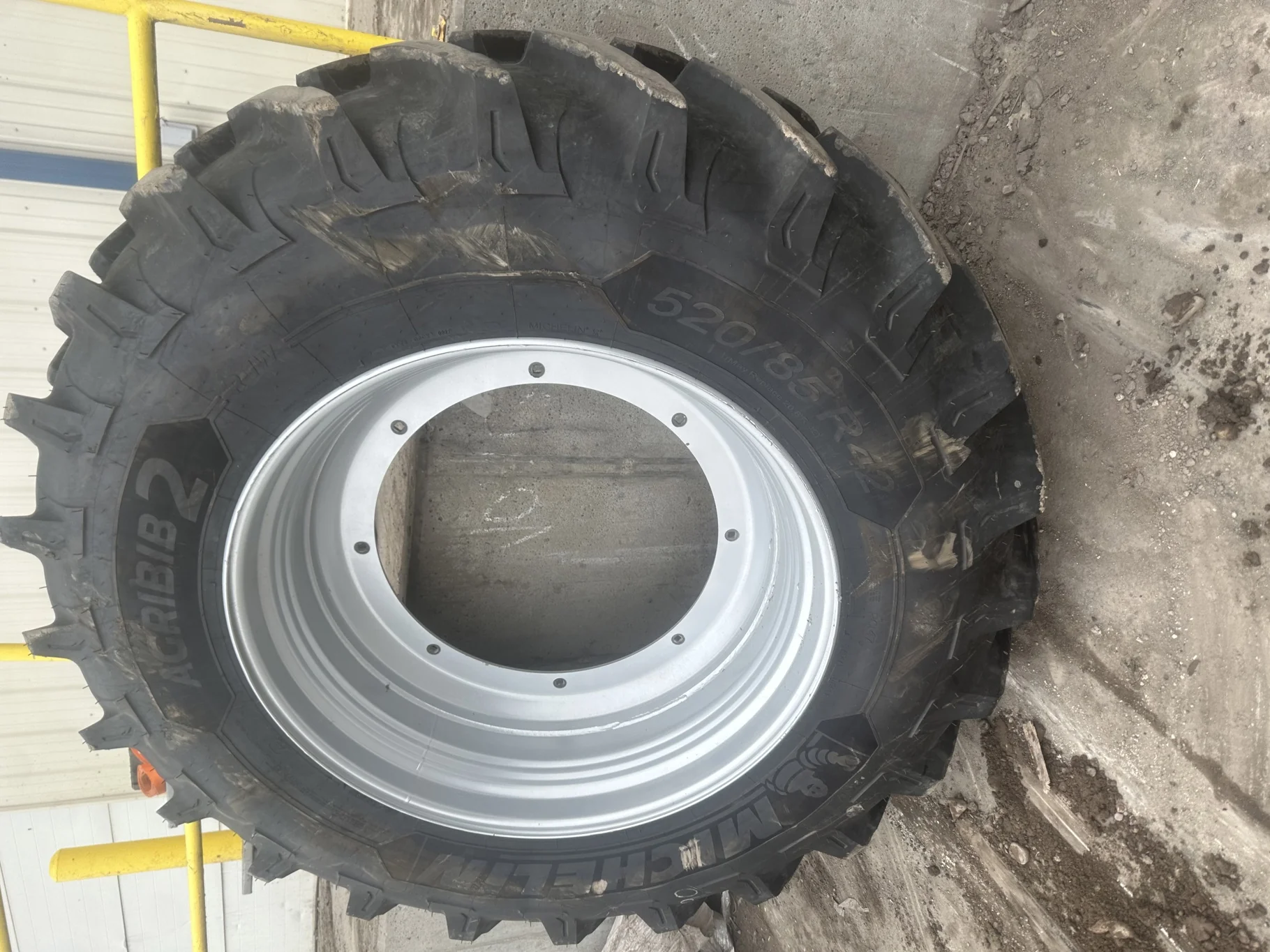 USED 520/85R42 (20.8R42) Michelin AgriBib 2 R-1W (162A8/162B) TL 95% on  18 X 42 8-Bolt CIH S Stub