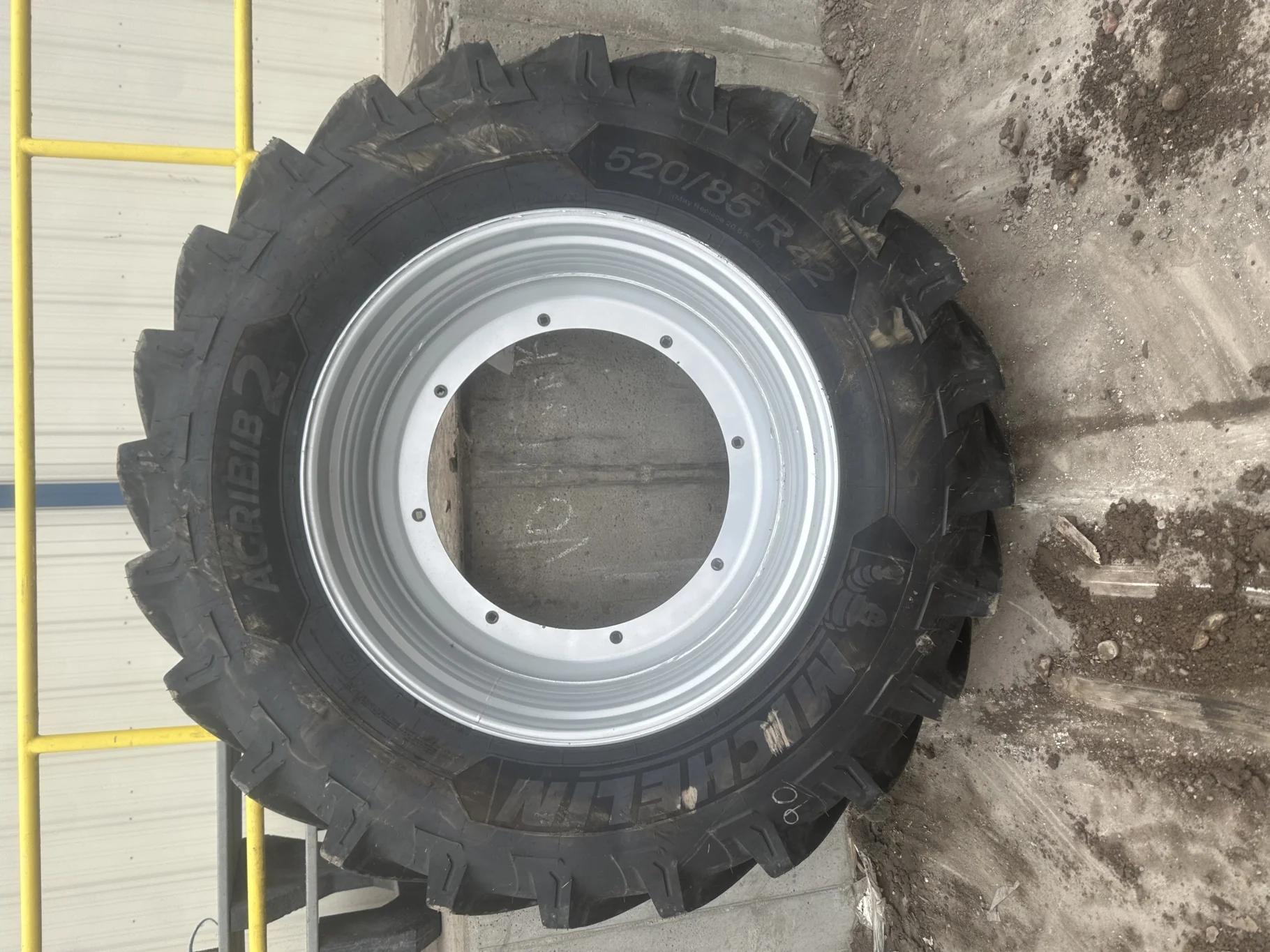 USED 520/85R42 (20.8R42) Michelin AgriBib 2 R-1W (162A8/162B) TL 95% on  18 X 42 8-Bolt CIH S Stub image 2