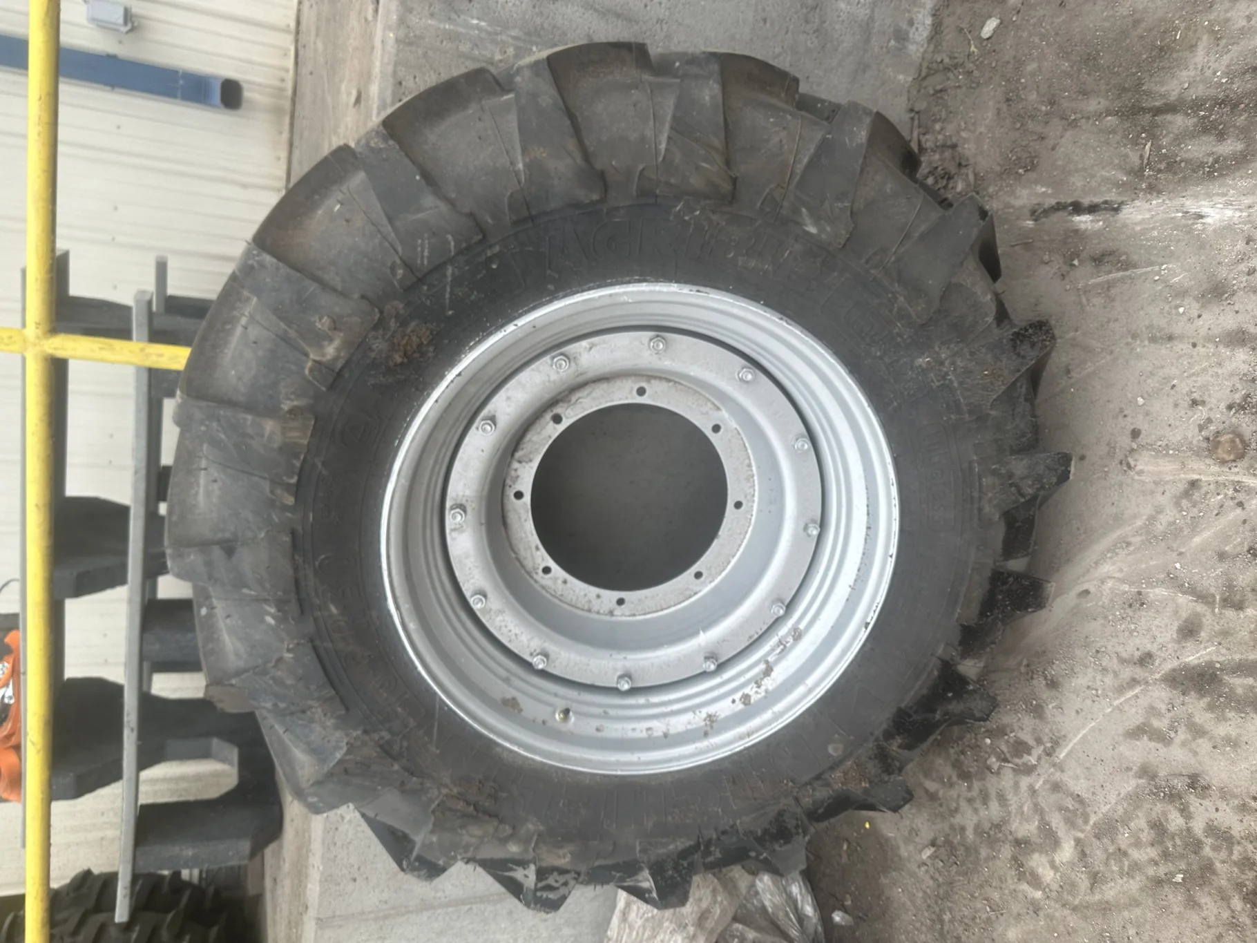 Take-Off 16.9R30 137A8/134B Michelin AgriBib R-1W TL 95-100% On 14 X 30 Silver Wheel