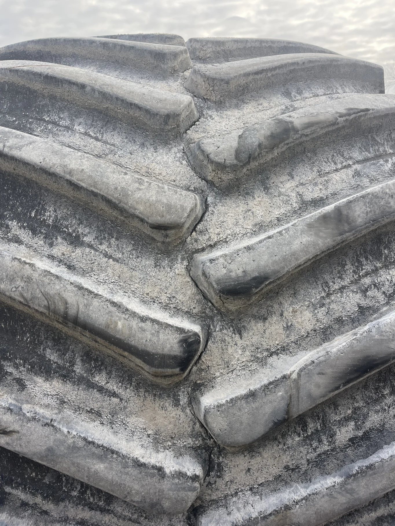 Used IF1250/50R32 201B Firestone Deep Tread TL R-1W 80-85% On 44 x 32 10-13.19-11.07 3 Piece Wheel image 3