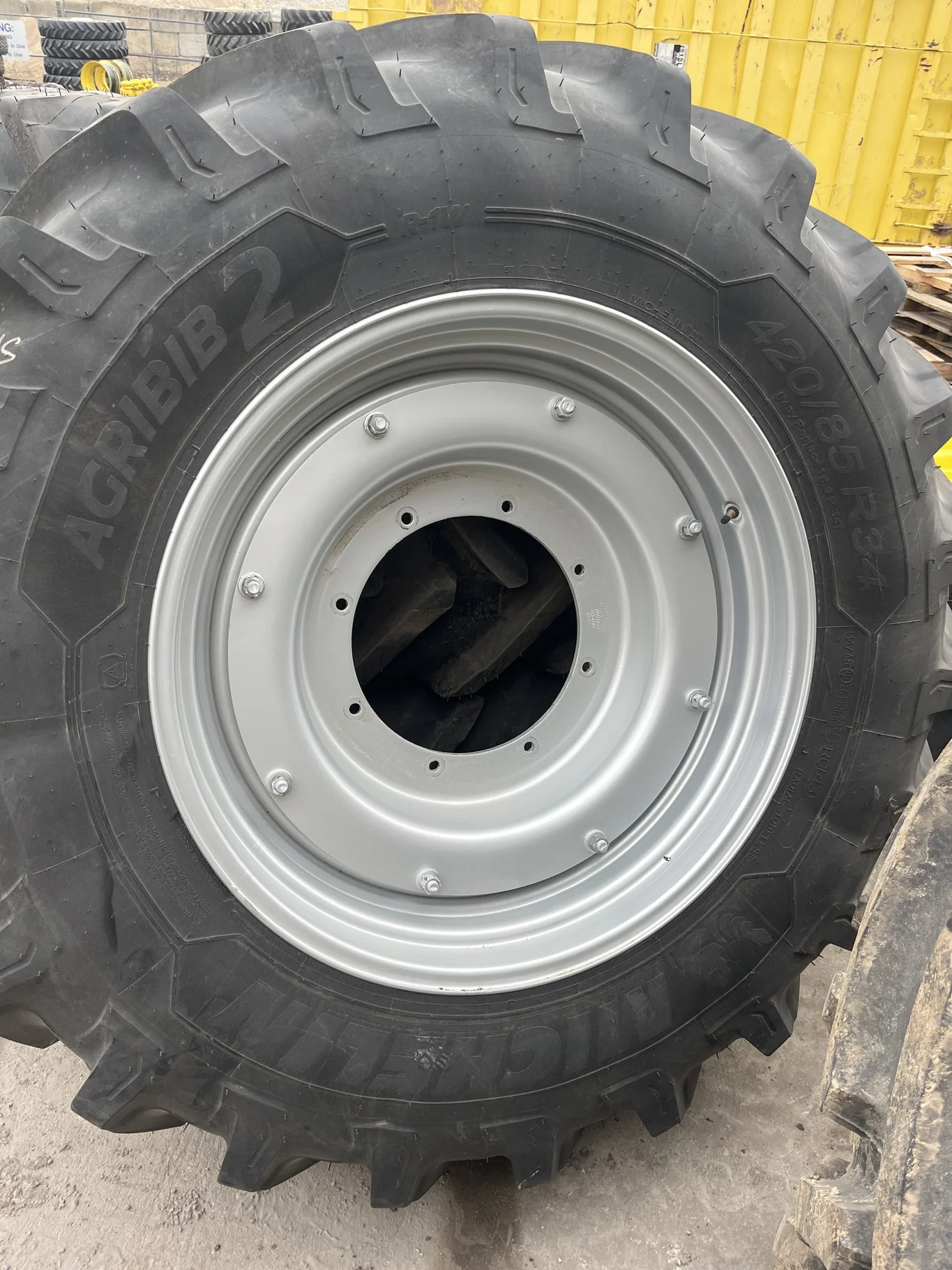 Take-Off 420/85R34 147B Michelin Agribib2 TL R1W 95-100% 13 X 34 8-15.995-14.281 4"BS R&R Wheel/Disc