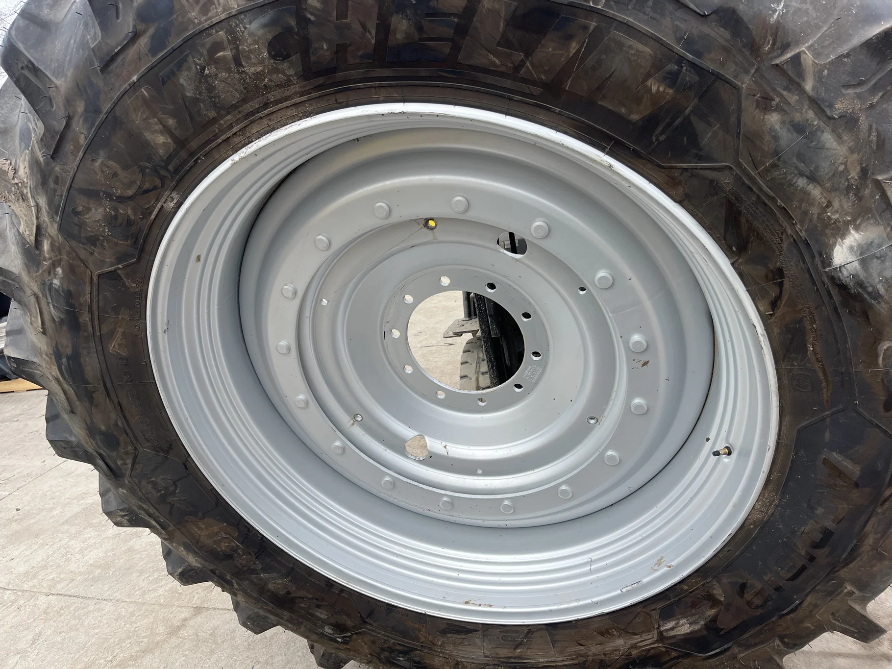 Take-Off 520/85R46 164B Michelin Agribib2 TL R-1W 95-100% On 16 x 46 10-13.19-11.07 4"BS Moveero image 2