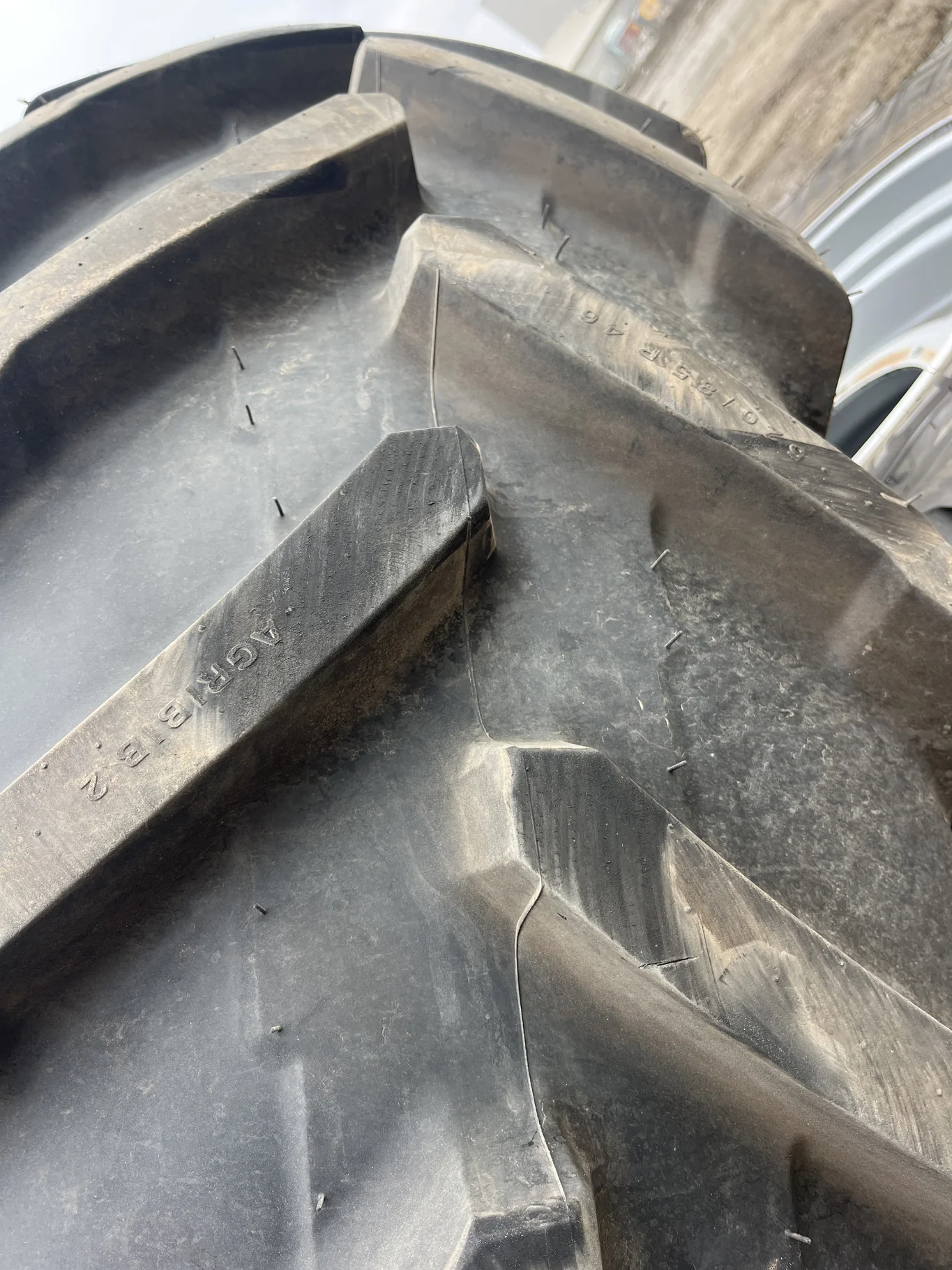 Take-Off 520/85R46 164B Michelin Agribib2 TL R-1W 95-100% On 16 x 46 10-13.19-11.07 4"BS Moveero image 3