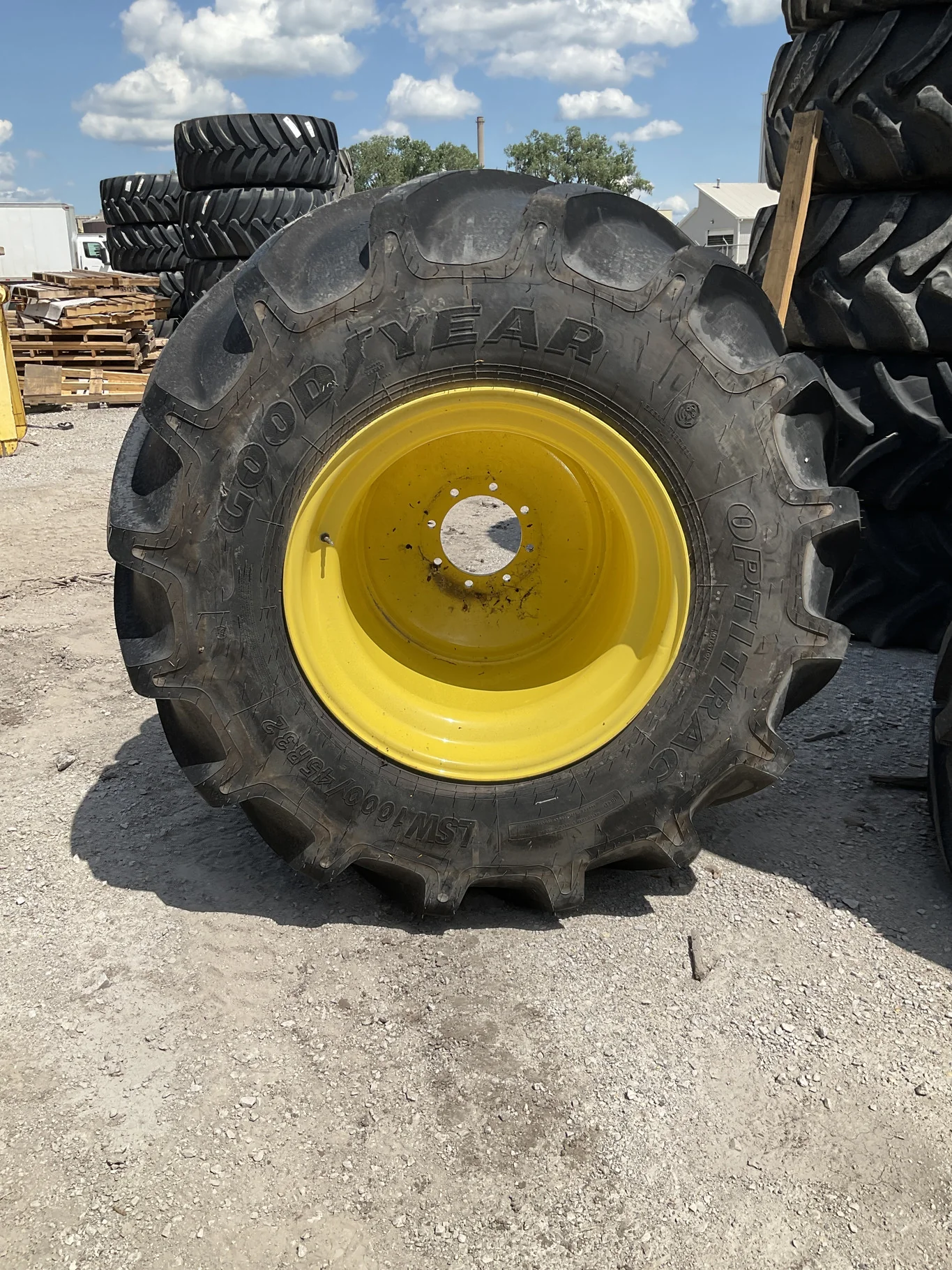 Take-Off LSW1000/45R32 184D Goodyear Optitrac TL R-1W 95-100% On 36 x 32 8-10.82-8.78 13"BS Titan