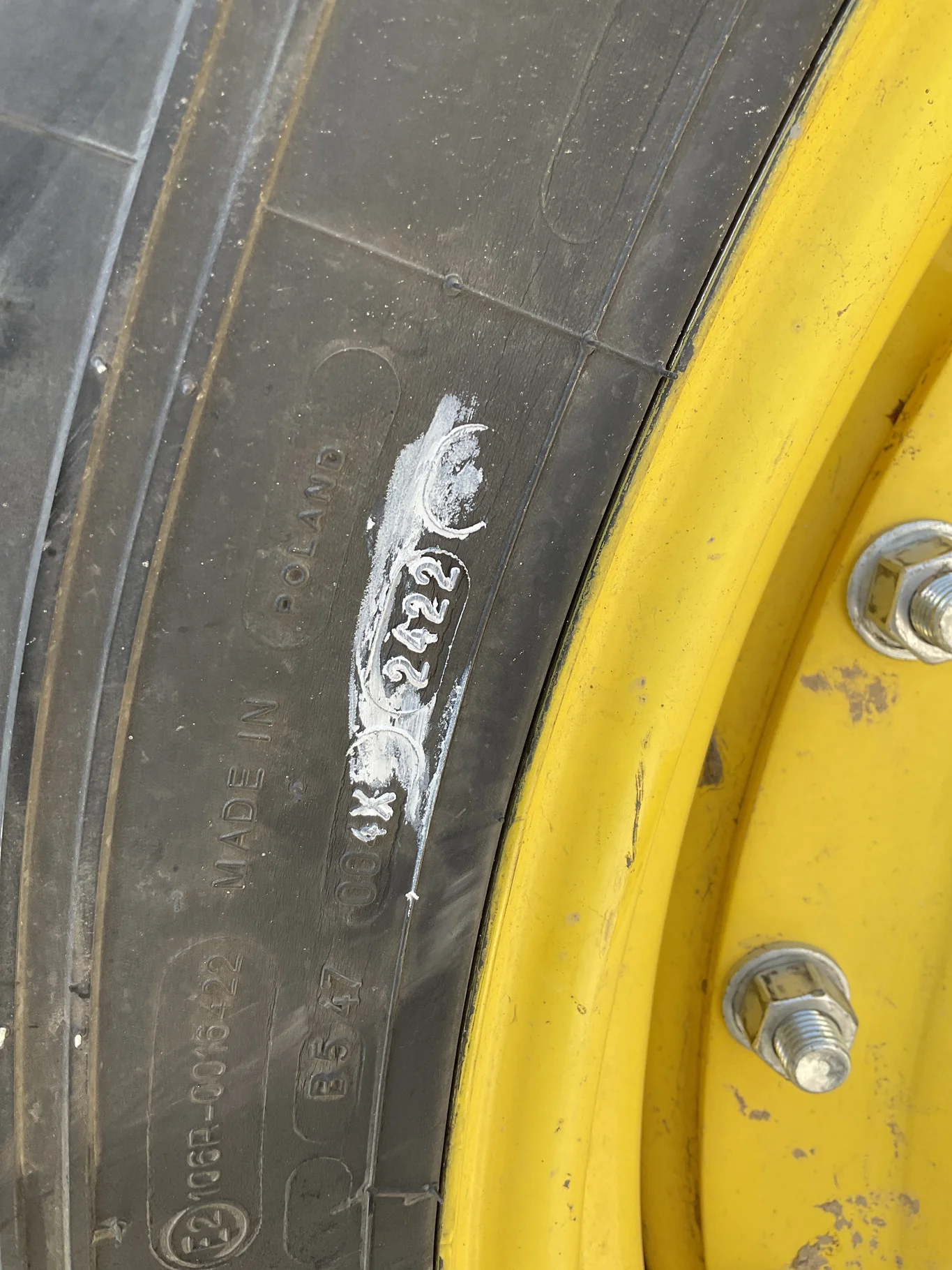 Used 380/80R38 142A8 Michelin Agribib2 TL R-1W 75-80% On 12 x 38 12-19.685-17.651 10"BS Titan Yellow image 3
