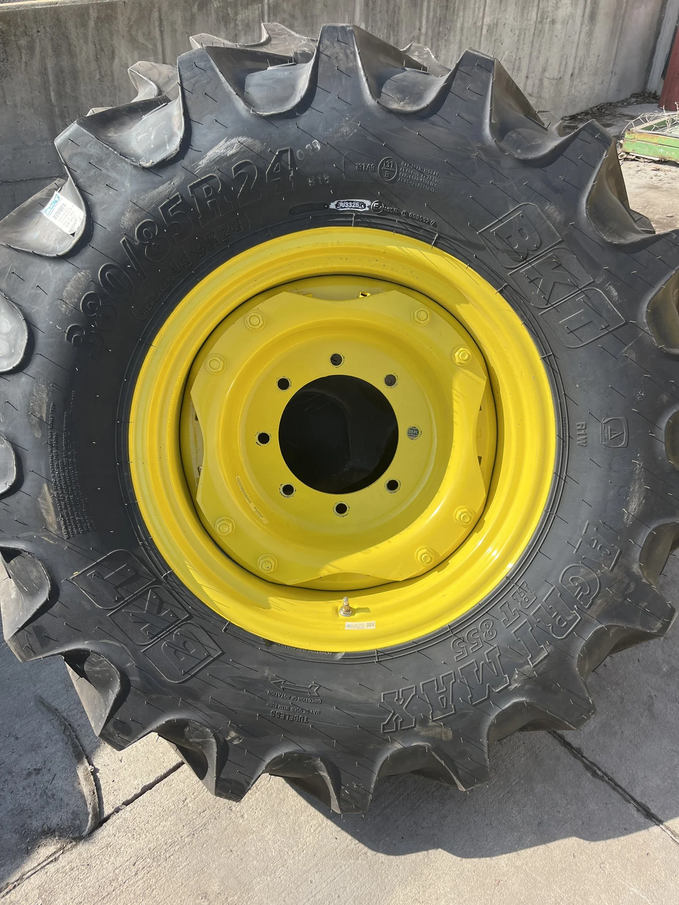 Take-Off 380/85R24 131B BKT Agrimax RT855 TL R-1W 95-100% On 12 x 24 8-10.82-8.78 4"BS Wil Yellow