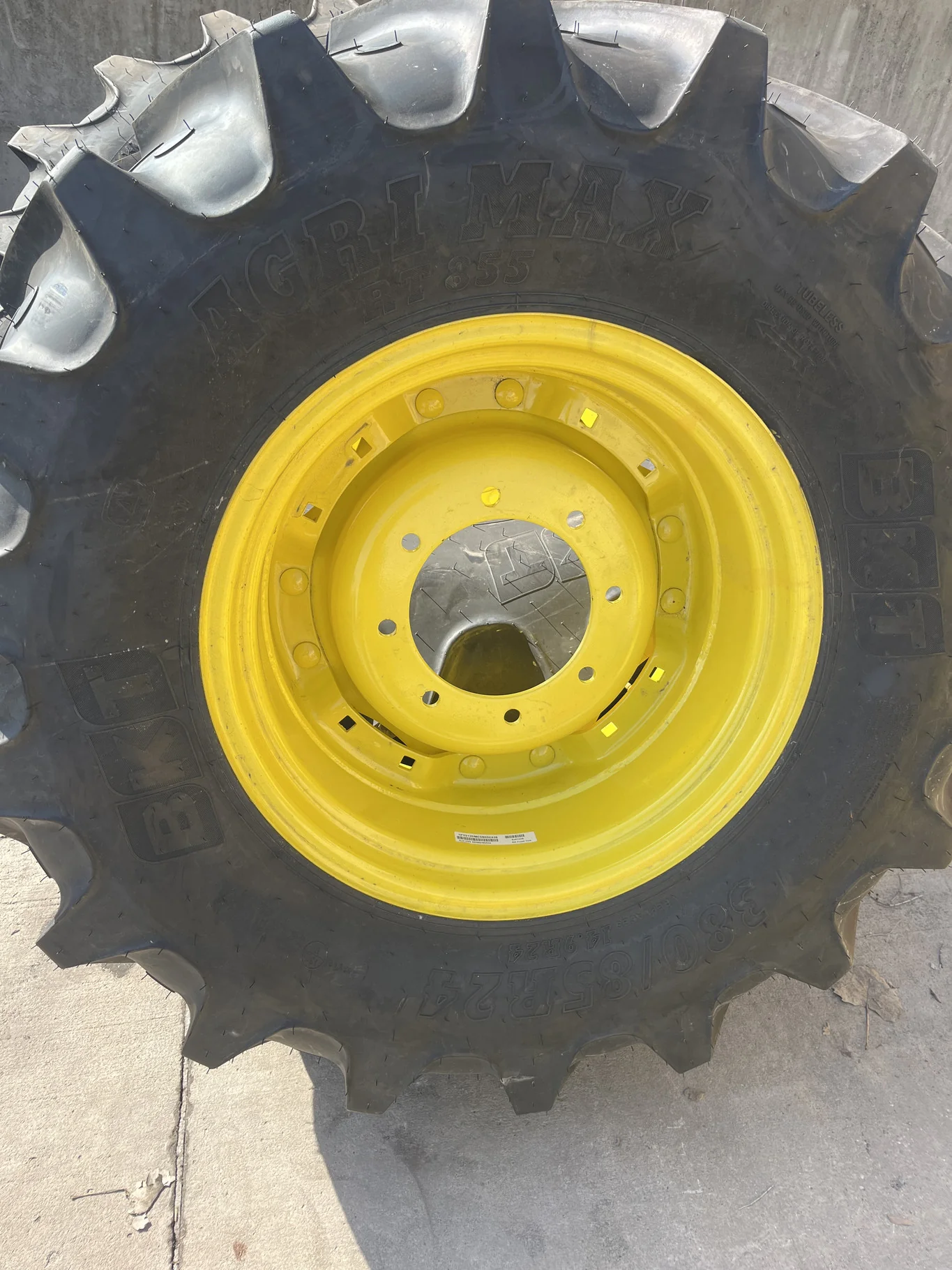 Take-Off 380/85R24 131B BKT Agrimax RT855 TL R-1W 95-100% On 12 x 24 8-10.82-8.78 4"BS Wil Yellow image 2
