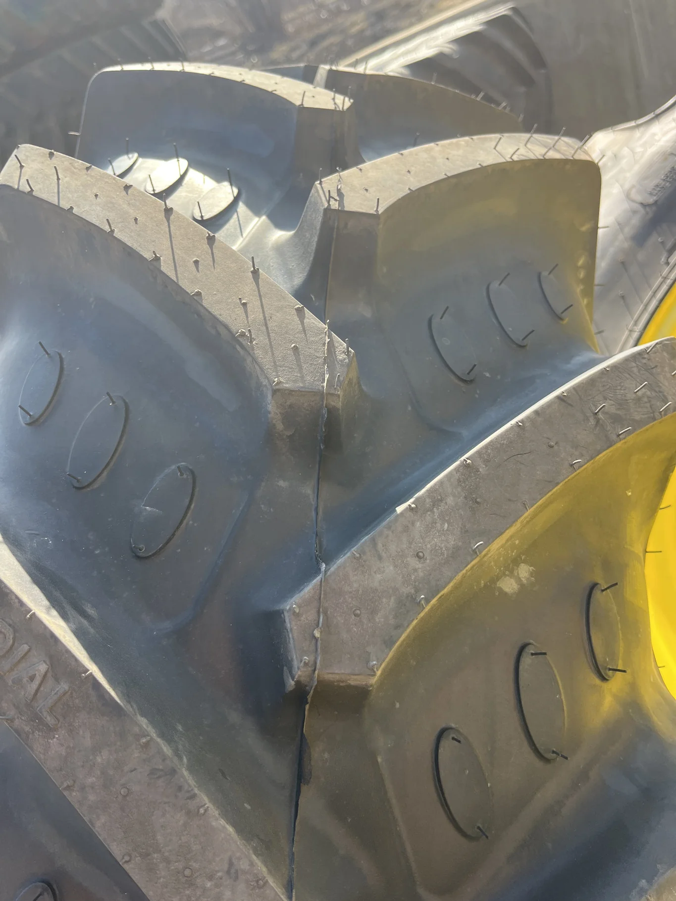 Take-Off 380/85R24 131B BKT Agrimax RT855 TL R-1W 95-100% On 12 x 24 8-10.82-8.78 4"BS Wil Yellow image 3