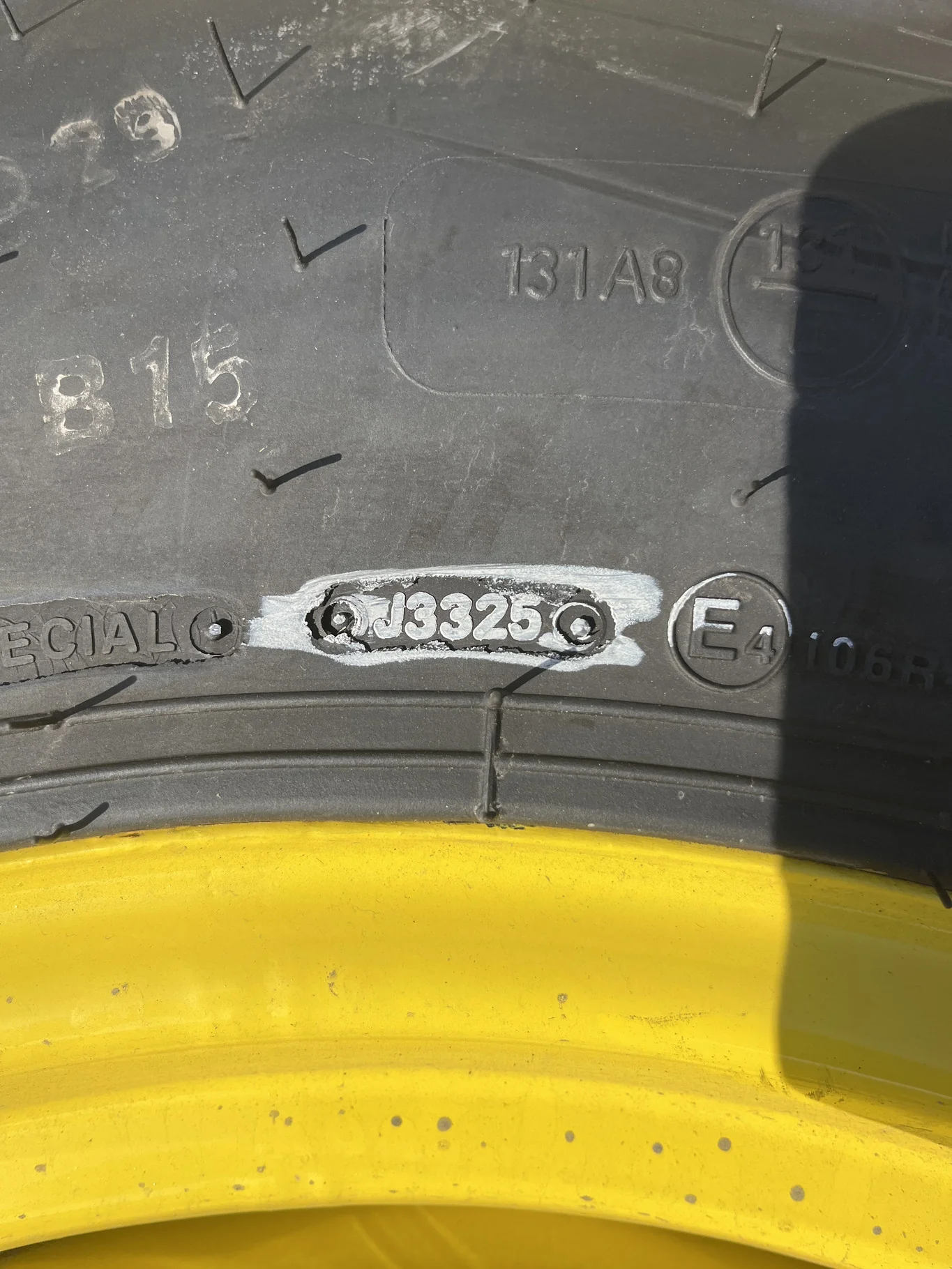 Take-Off 380/85R24 131B BKT Agrimax RT855 TL R-1W 95-100% On 12 x 24 8-10.82-8.78 4"BS Wil Yellow image 4