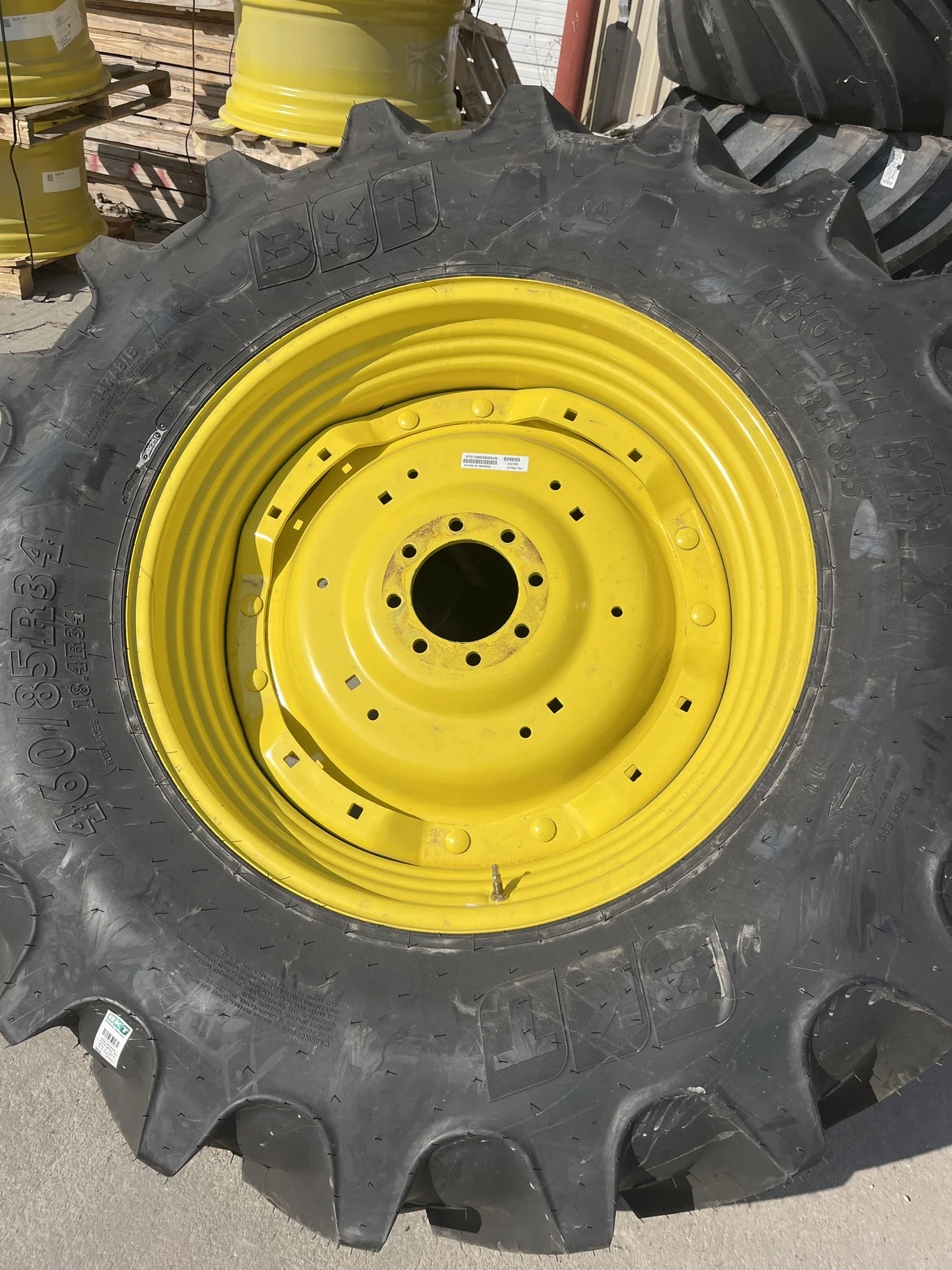 Take-Off 460/85R34 147A8/B BKT Agrimax RT855 TL R-1W 95-100% On 15 x 34 8-8-6 4"BS Wil Yellow