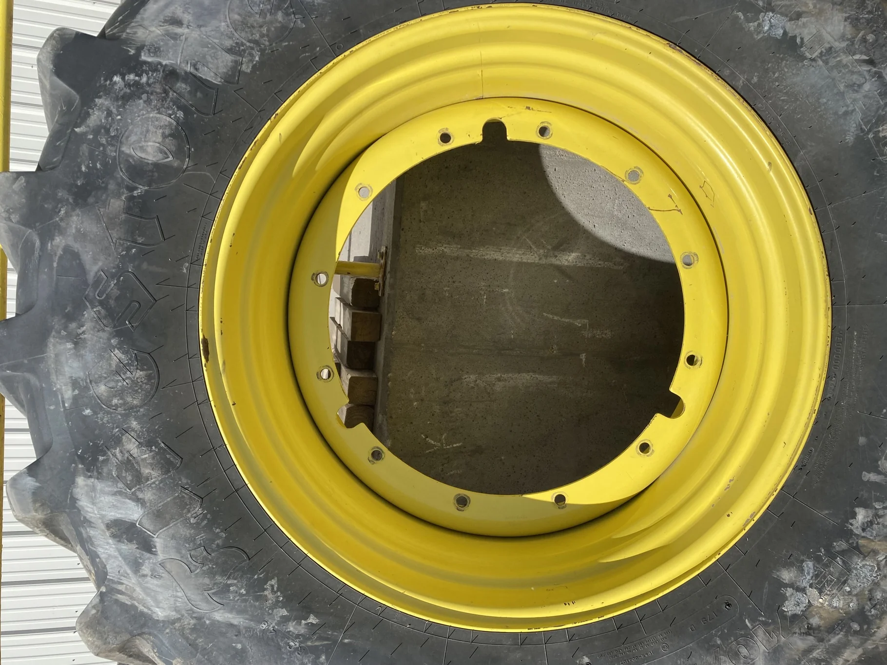 Used 93% IF710/70R42 Firestone Maxi Traction R-1W (179D) TL on a 23 x 42 JD Yellow 12-32.04-30.07 image 4