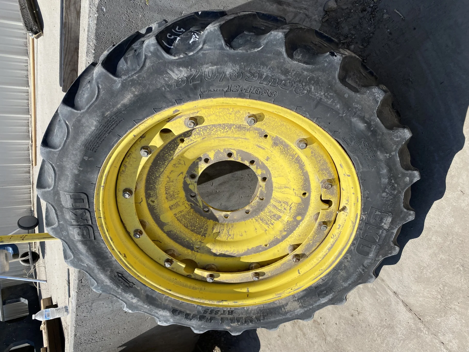 Used 45% 320/85R38 BKT Agrimax R-1-W TL 143A8 on 10 x 38 12 Bolt Stub disc w/ 10 bolt center