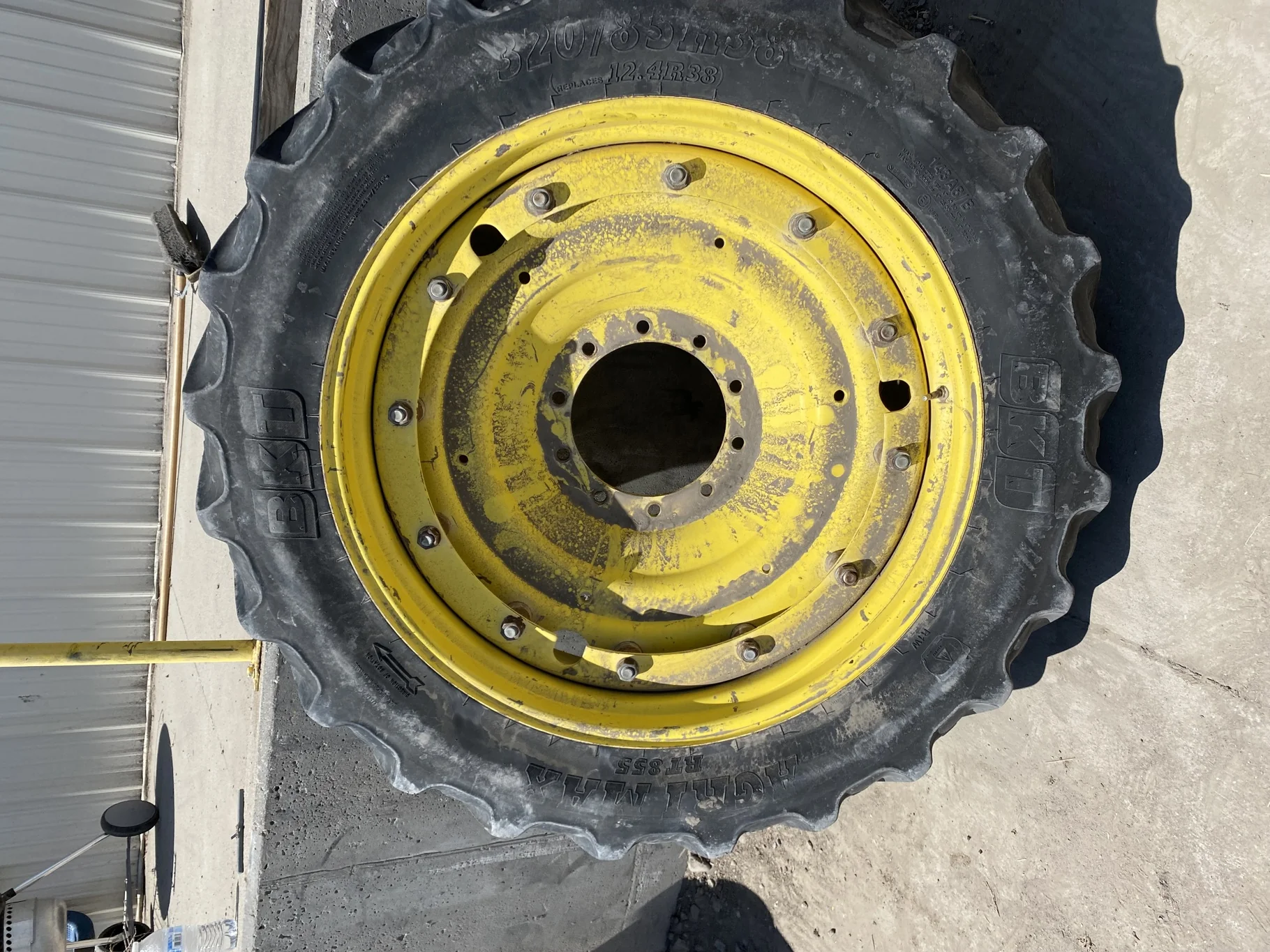 Used 45% 320/85R38 BKT Agrimax R-1-W TL 143A8 on 10 x 38 12 Bolt Stub disc w/ 10 bolt center image 2