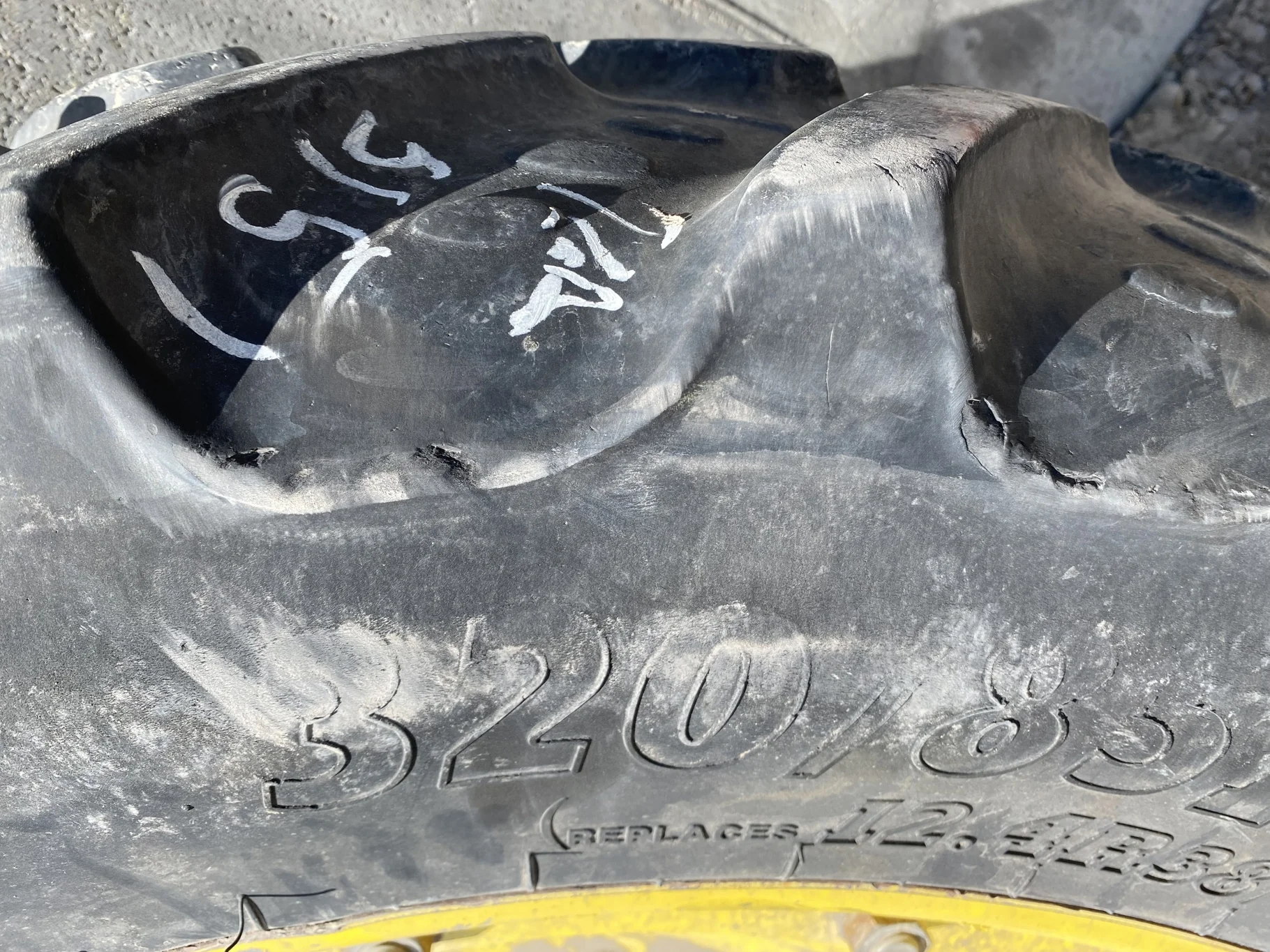 Used 45% 320/85R38 BKT Agrimax R-1-W TL 143A8 on 10 x 38 12 Bolt Stub disc w/ 10 bolt center image 6