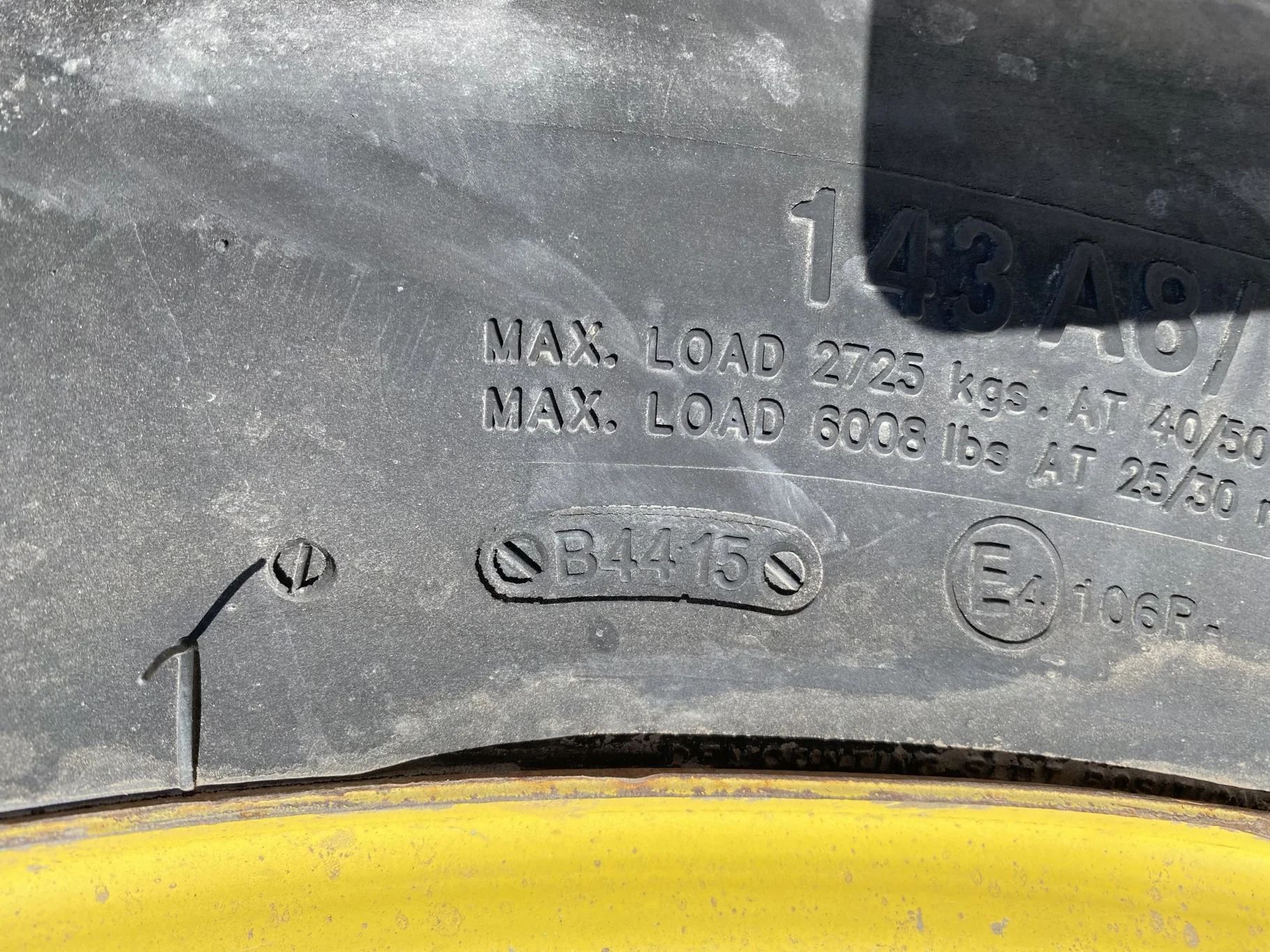 Used 45% 320/85R38 BKT Agrimax R-1-W TL 143A8 on 10 x 38 12 Bolt Stub disc w/ 10 bolt center image 7