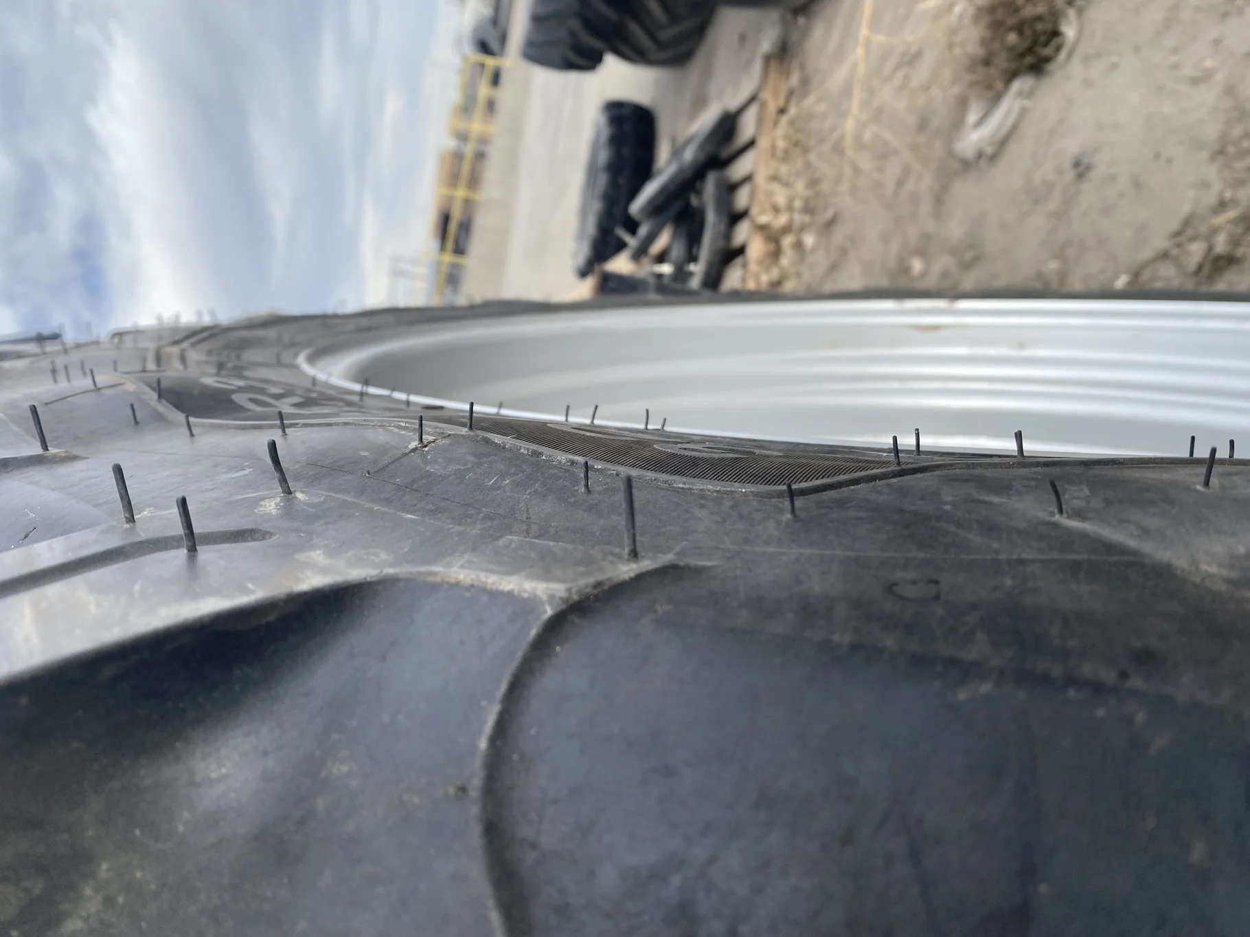 USED 320/85R34 Michelin AgriBib 2 R1W 133A8/B 80% on 10 X 34 CIH 8-15.875-14.25 wheel image 10