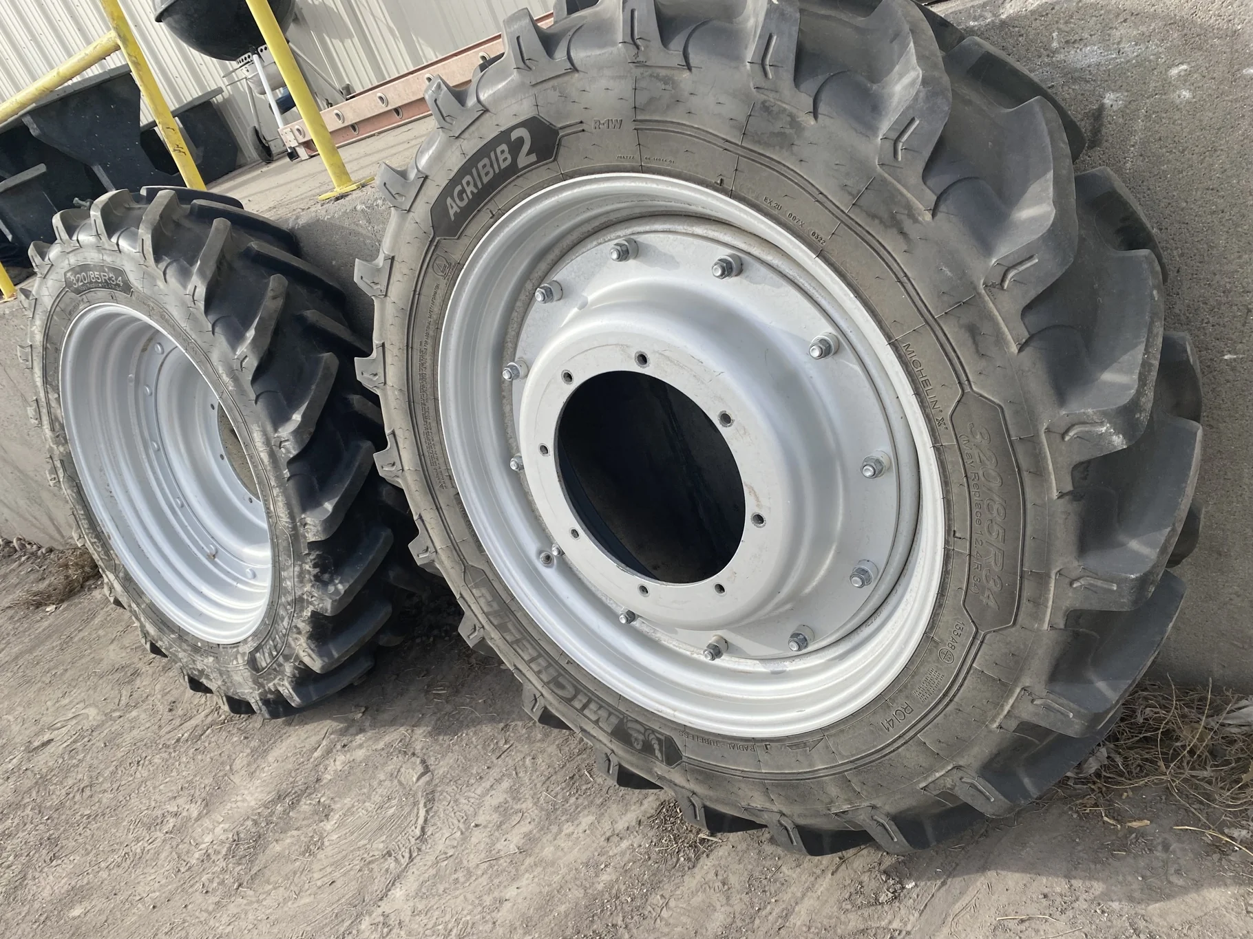USED 320/85R34 Michelin AgriBib 2 R1W 133A8/B 80% on 10 X 34 CIH 8-15.875-14.25 wheel image 2