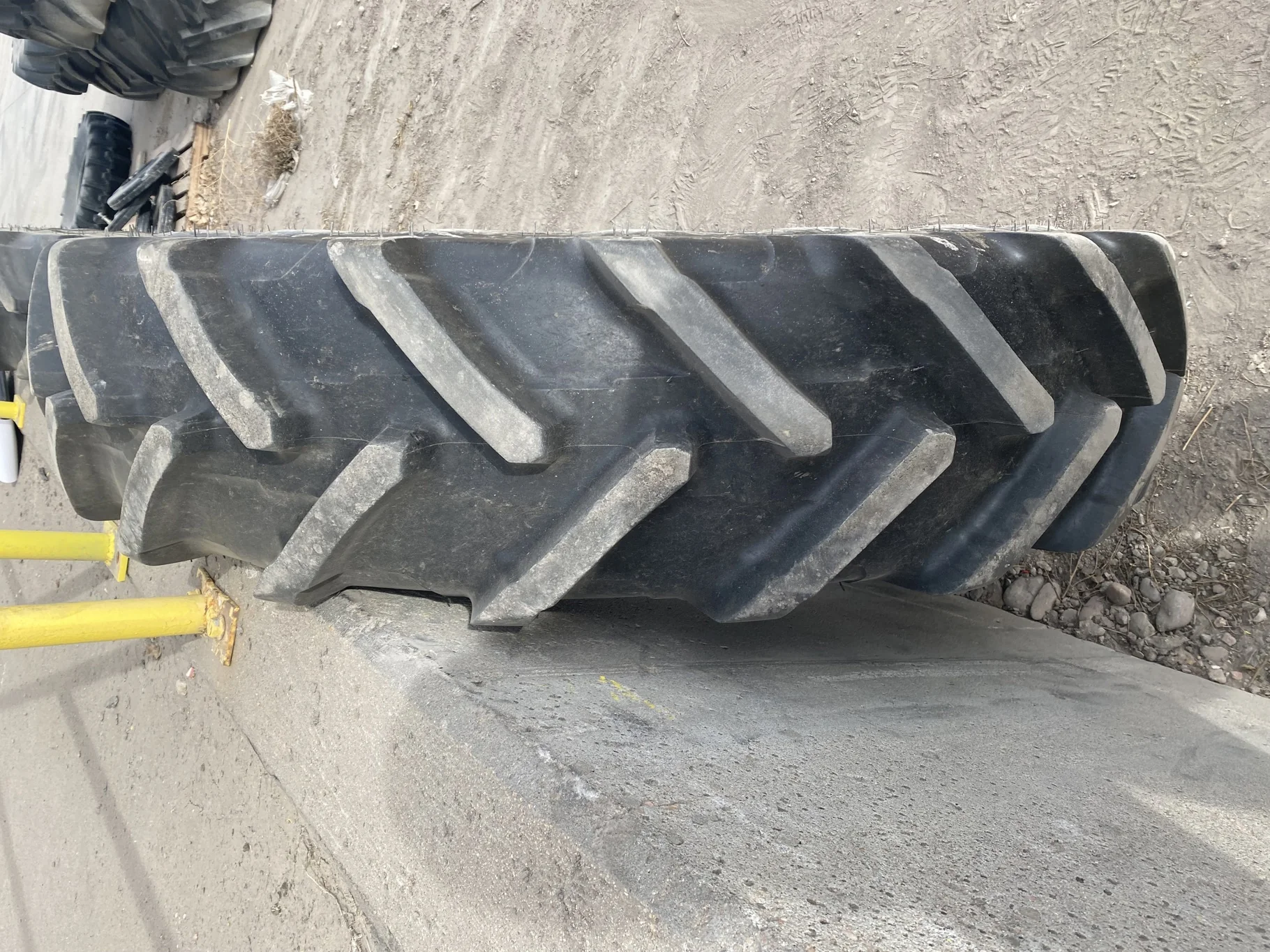 USED 320/85R34 Michelin AgriBib 2 R1W 133A8/B 80% on 10 X 34 CIH 8-15.875-14.25 wheel image 3