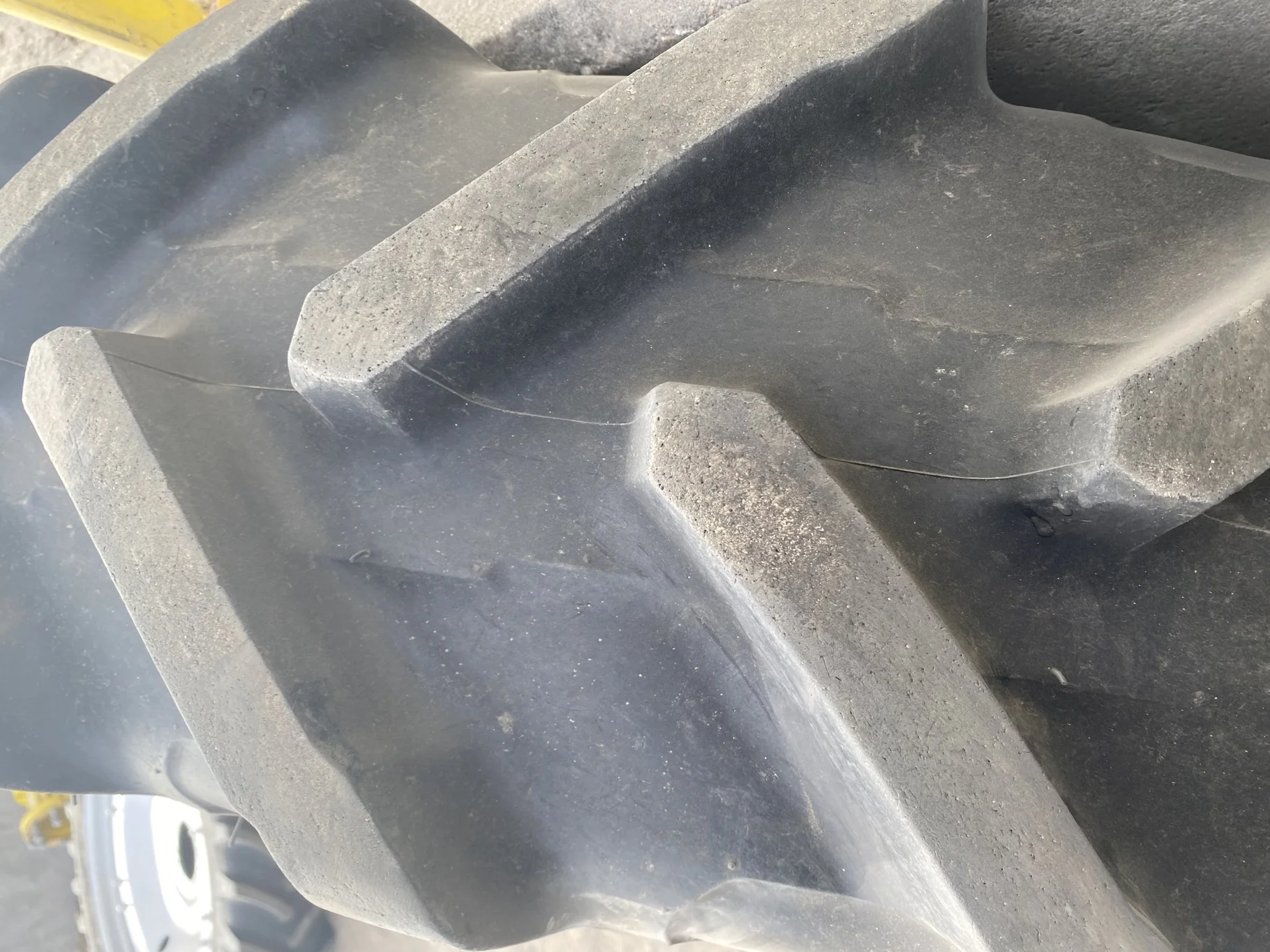 USED 320/85R34 Michelin AgriBib 2 R1W 133A8/B 80% on 10 X 34 CIH 8-15.875-14.25 wheel image 7