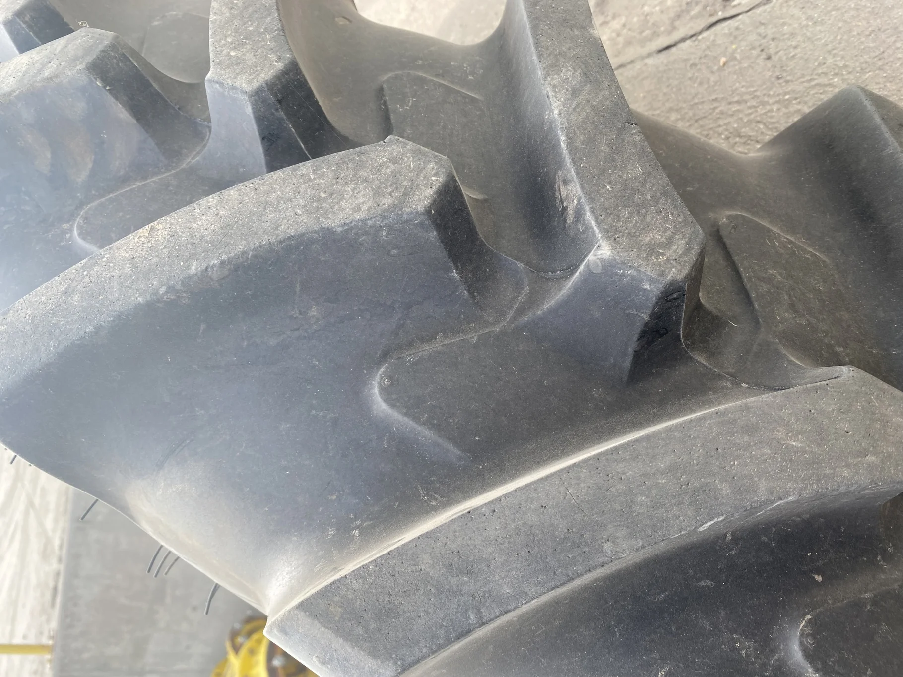 Used 320/90R50 Michelin AgriBib Row Crop R-1W (158A8) TL 85% on a 10 x 50 Case Silver 16 Bolt wheel image 5