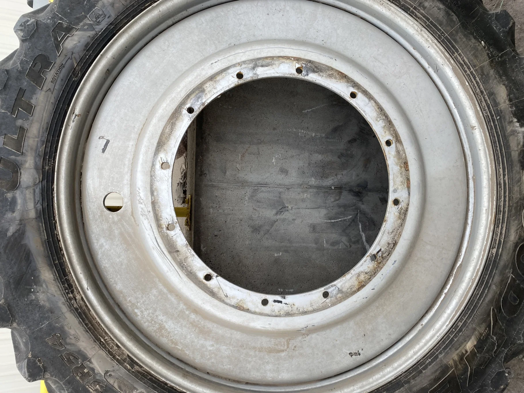 Used IF320/105R54 Goodyear Ultra Sprayer 166A8/B 85% on 10 x 54 Rogator 12B Stub Disc Sprayer Wheel image 4