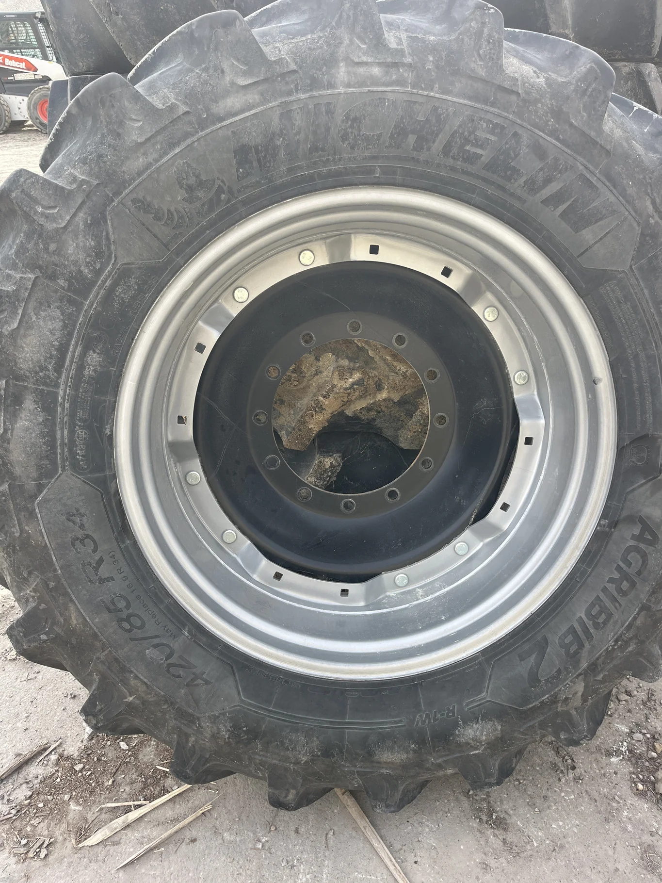 Used 420/85R34 147B Michelin Agribib2 TL R-1W 65-70% On 13 x 34 12-16.732-14.640 4"Offset Black Disc