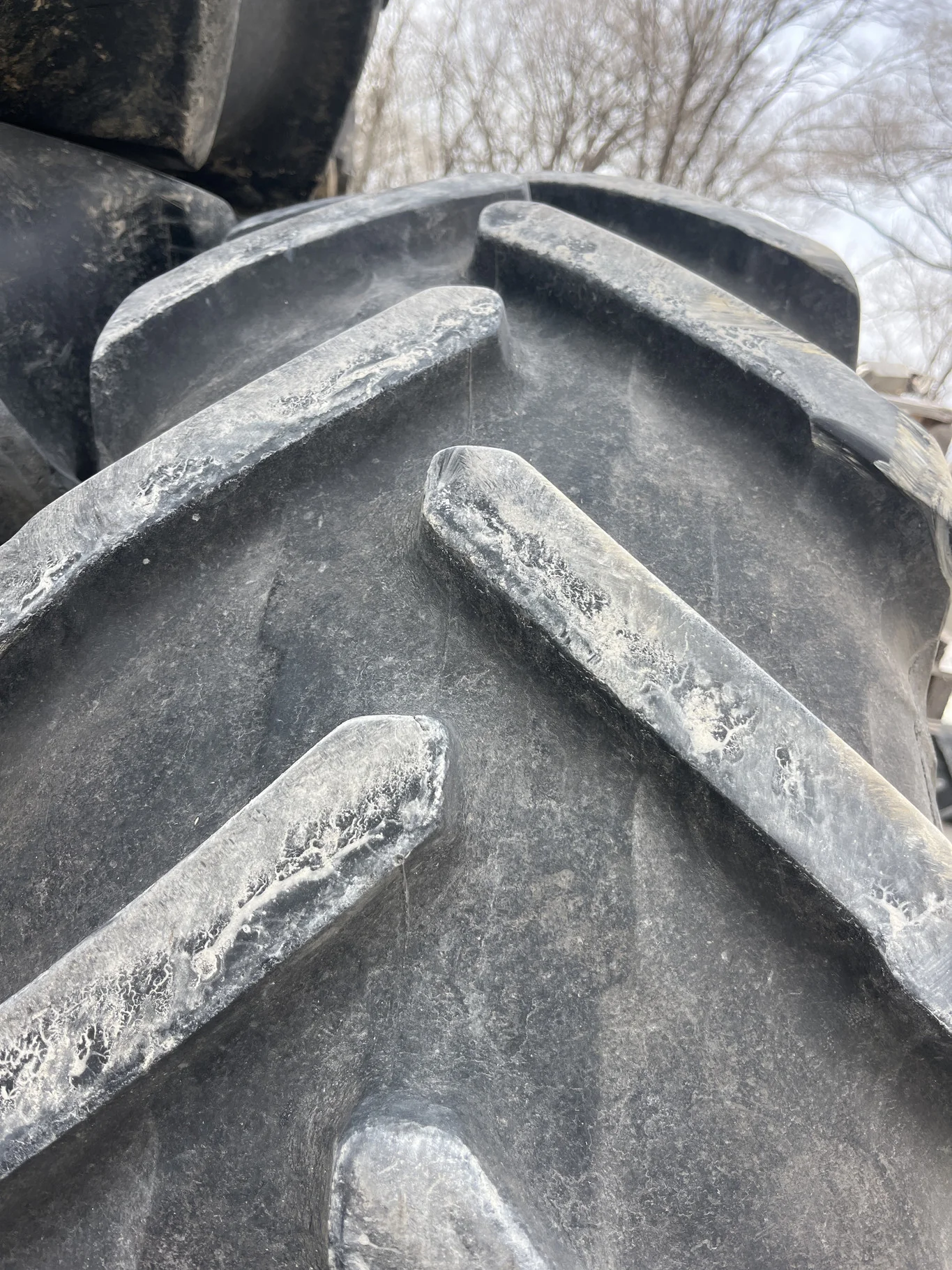 Used 420/85R34 147B Michelin Agribib2 TL R-1W 65-70% On 13 x 34 12-16.732-14.640 4"Offset Black Disc image 3