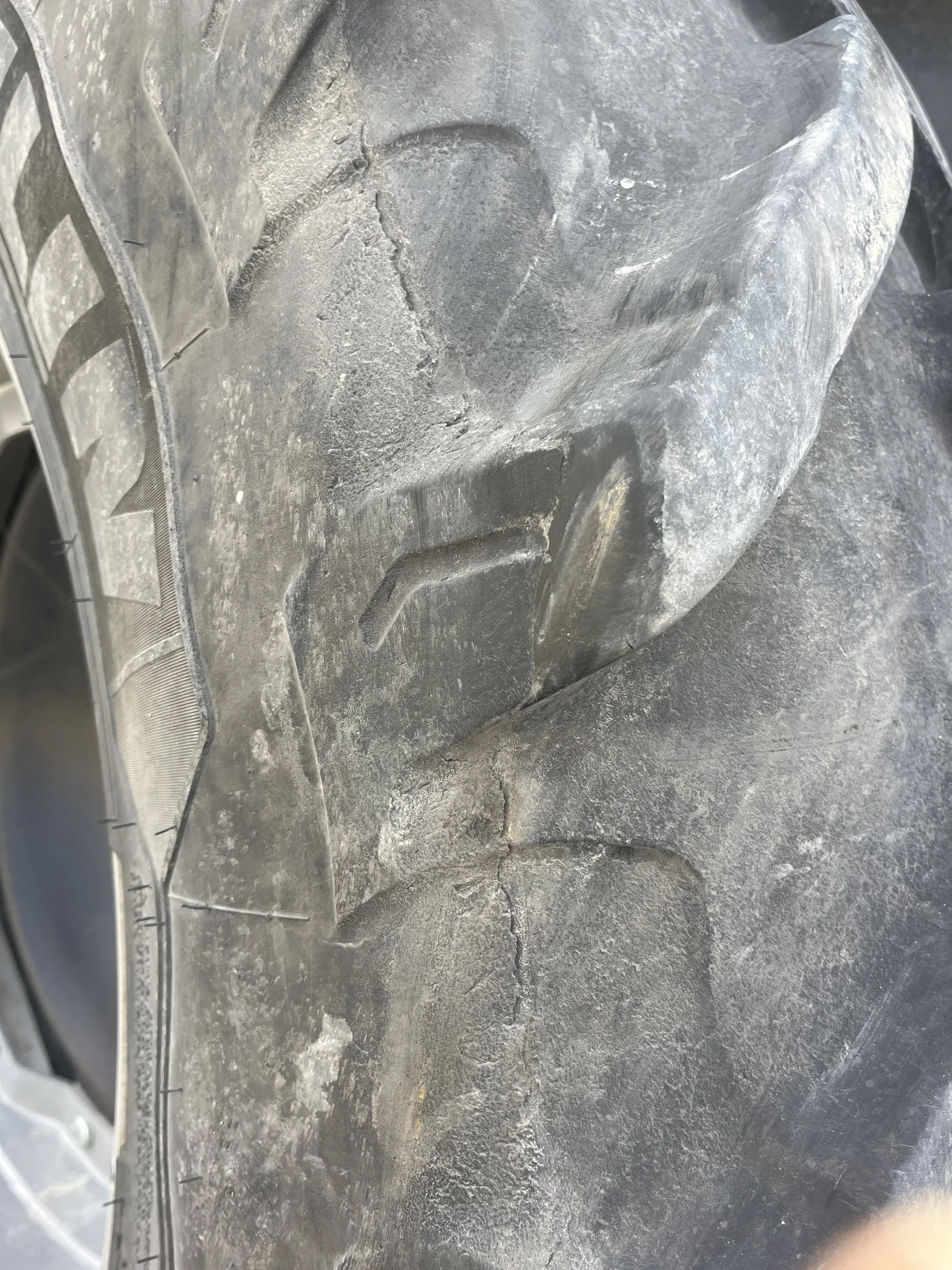 Used 420/85R34 147B Michelin Agribib2 TL R-1W 65-70% On 13 x 34 12-16.732-14.640 4"Offset Black Disc image 4