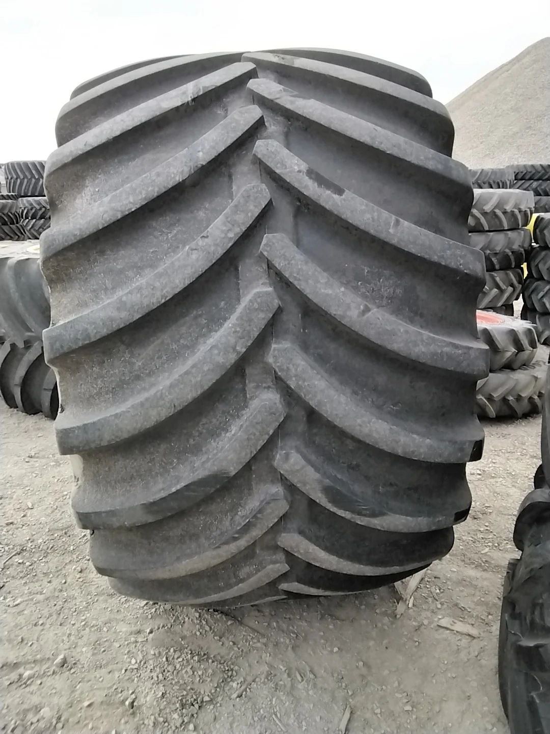 Used LSW1250/35R46 195D Goodyear Optitrac TL R-1W 85-90% On 44 x 46 12-32.047-30.078 13"BS Titan image 3