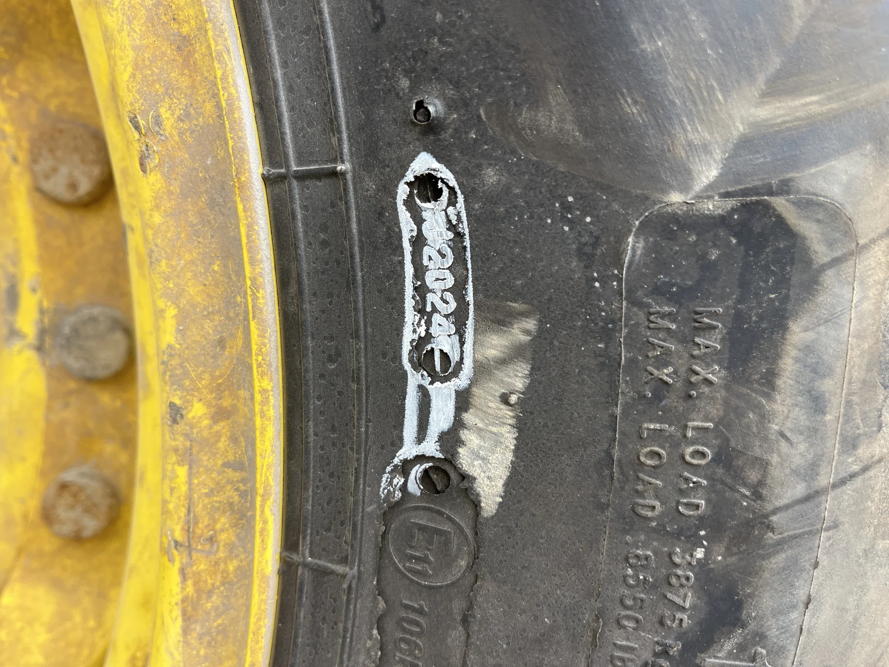 Used 480/70R34 155D BKT Agrimax RT765 TL R-1W  90-95% On 15 x 34 12-16.732-14.640 4"BS Titan Yellow image 4